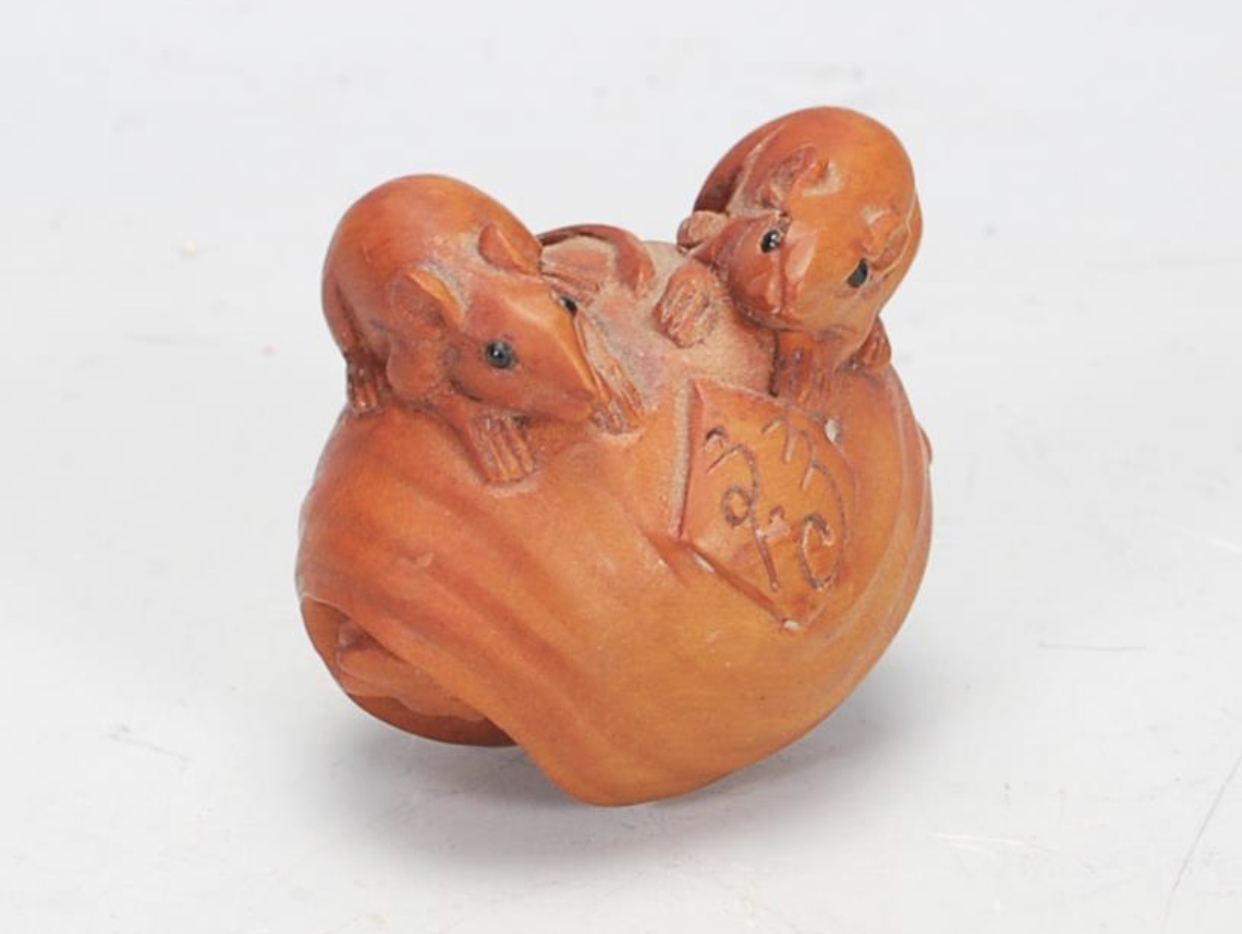 C1900 boxwood netsuke carved family of rats with glass eyes