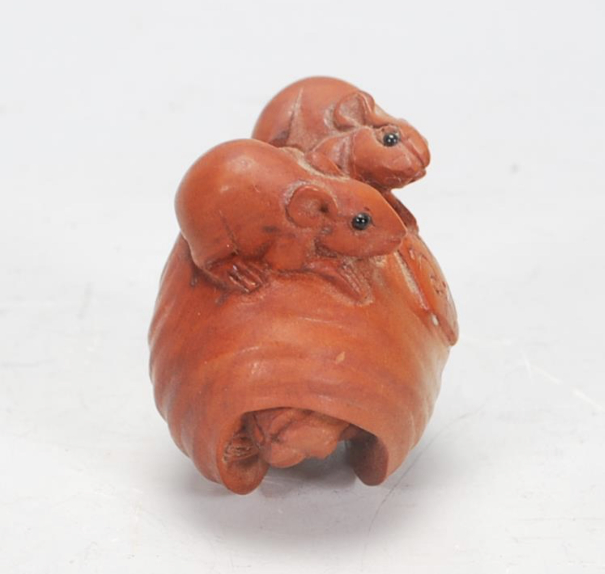 C1900 boxwood netsuke carved family of rats with glass eyes - Image 4 of 5