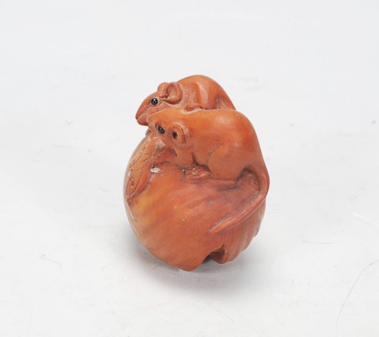 C1900 boxwood netsuke carved family of rats with glass eyes - Image 2 of 5