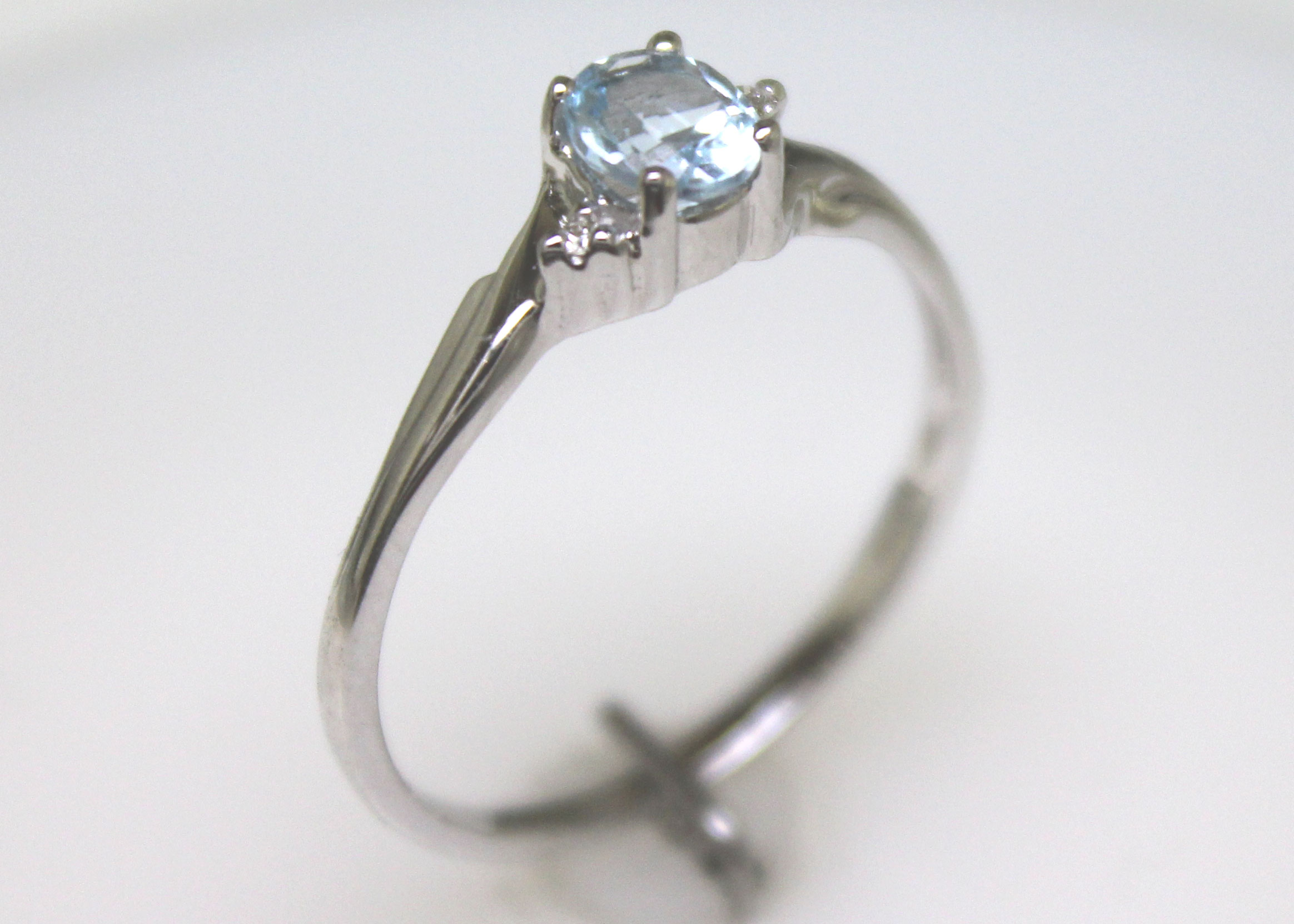 9ct White Gold Diamond and Blue Topaz Ring - Image 8 of 8