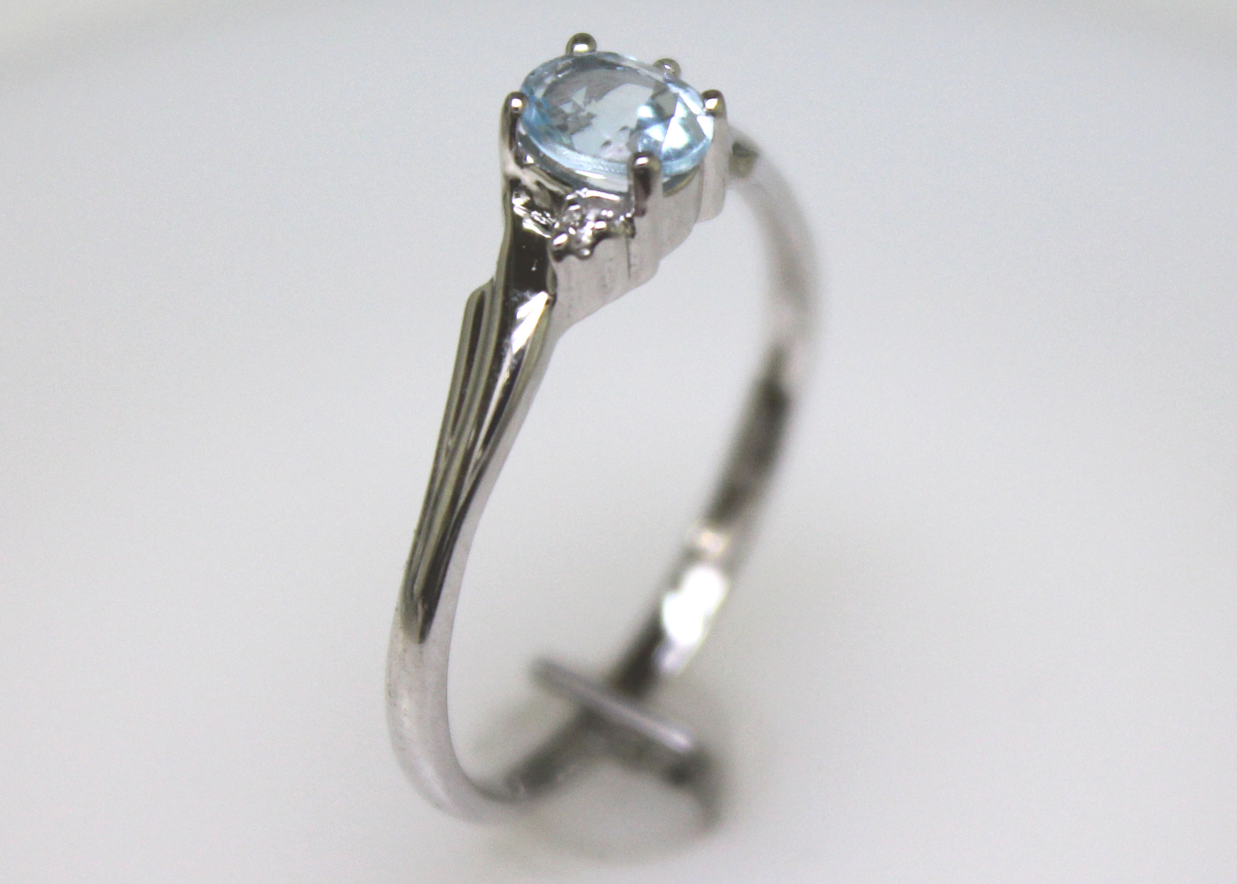 9ct White Gold Diamond and Blue Topaz Ring - Image 6 of 8