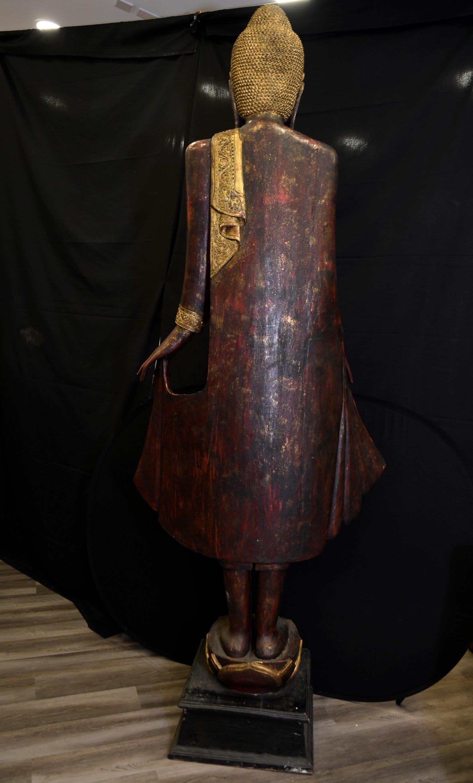 9ft Hand Carved Wooden Thai Goddess - Image 6 of 7