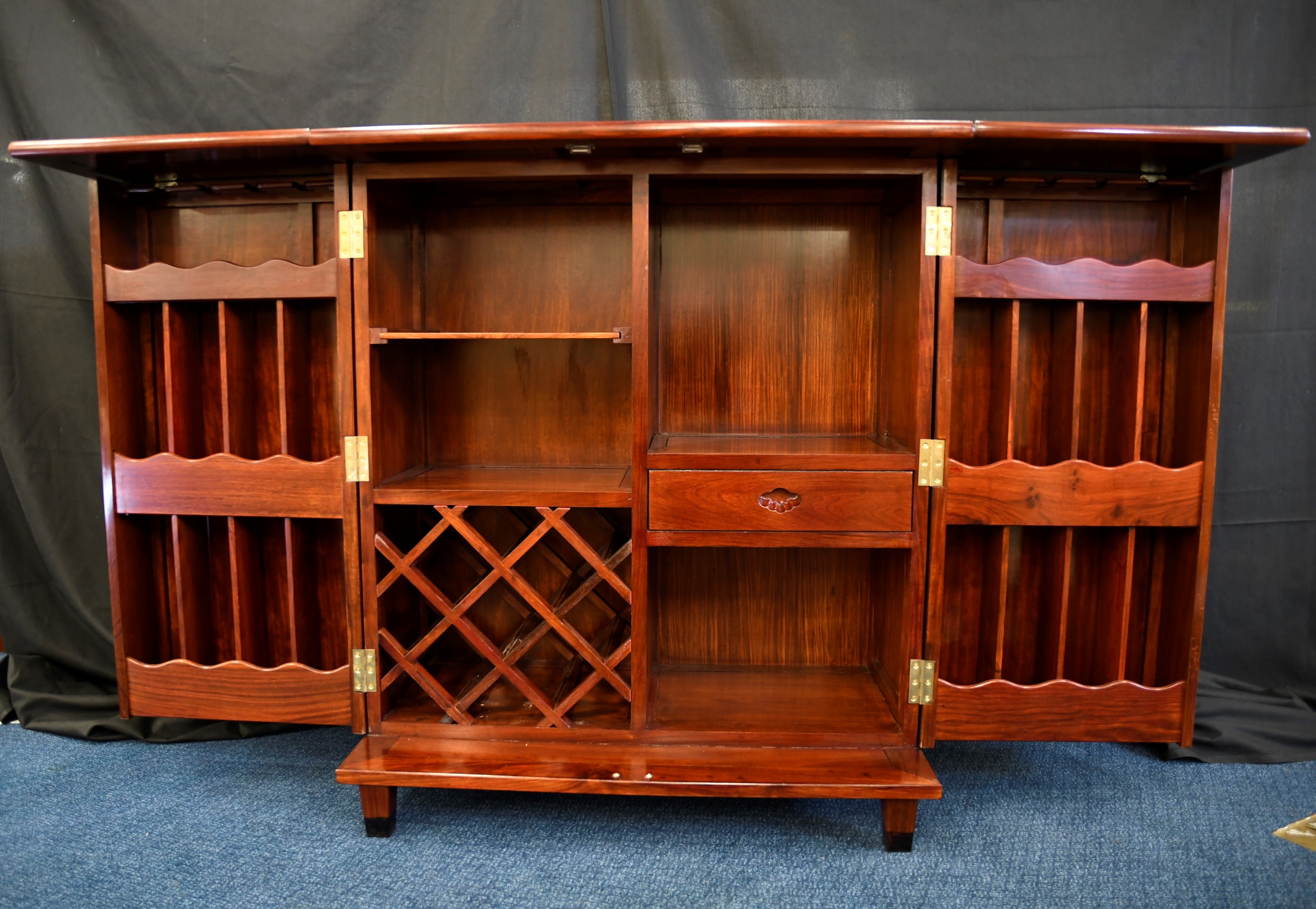 Stunning Solid Rosewood Handmade Cocktail Cabinet/Bar - Image 6 of 11