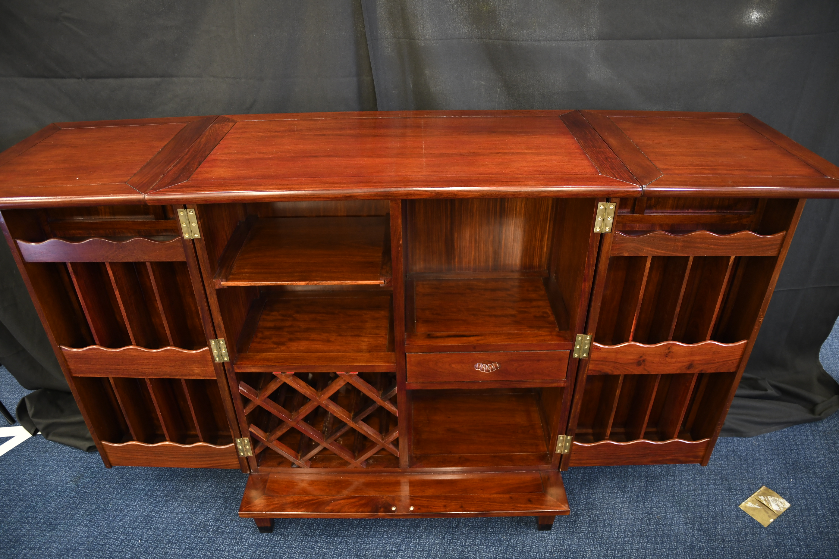 Stunning Solid Rosewood Handmade Cocktail Cabinet/Bar - Image 7 of 11