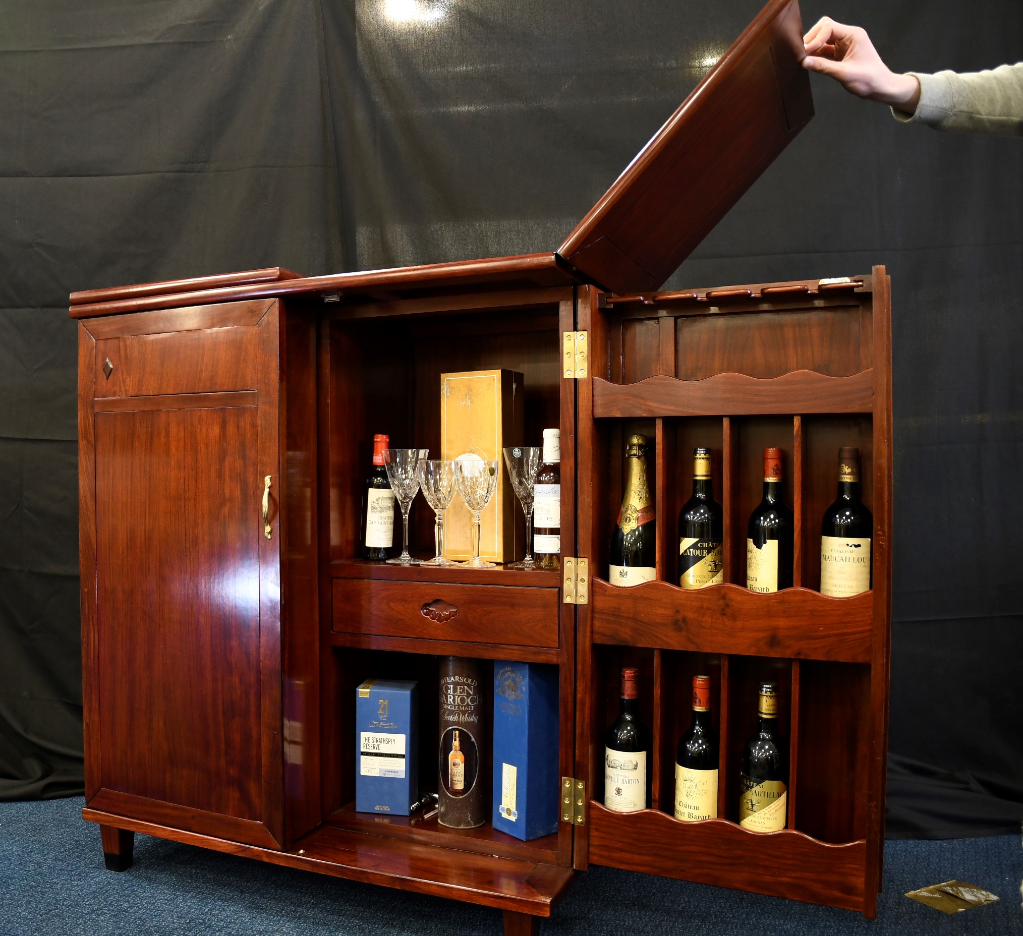 Stunning Solid Rosewood Handmade Cocktail Cabinet/Bar - Image 5 of 11