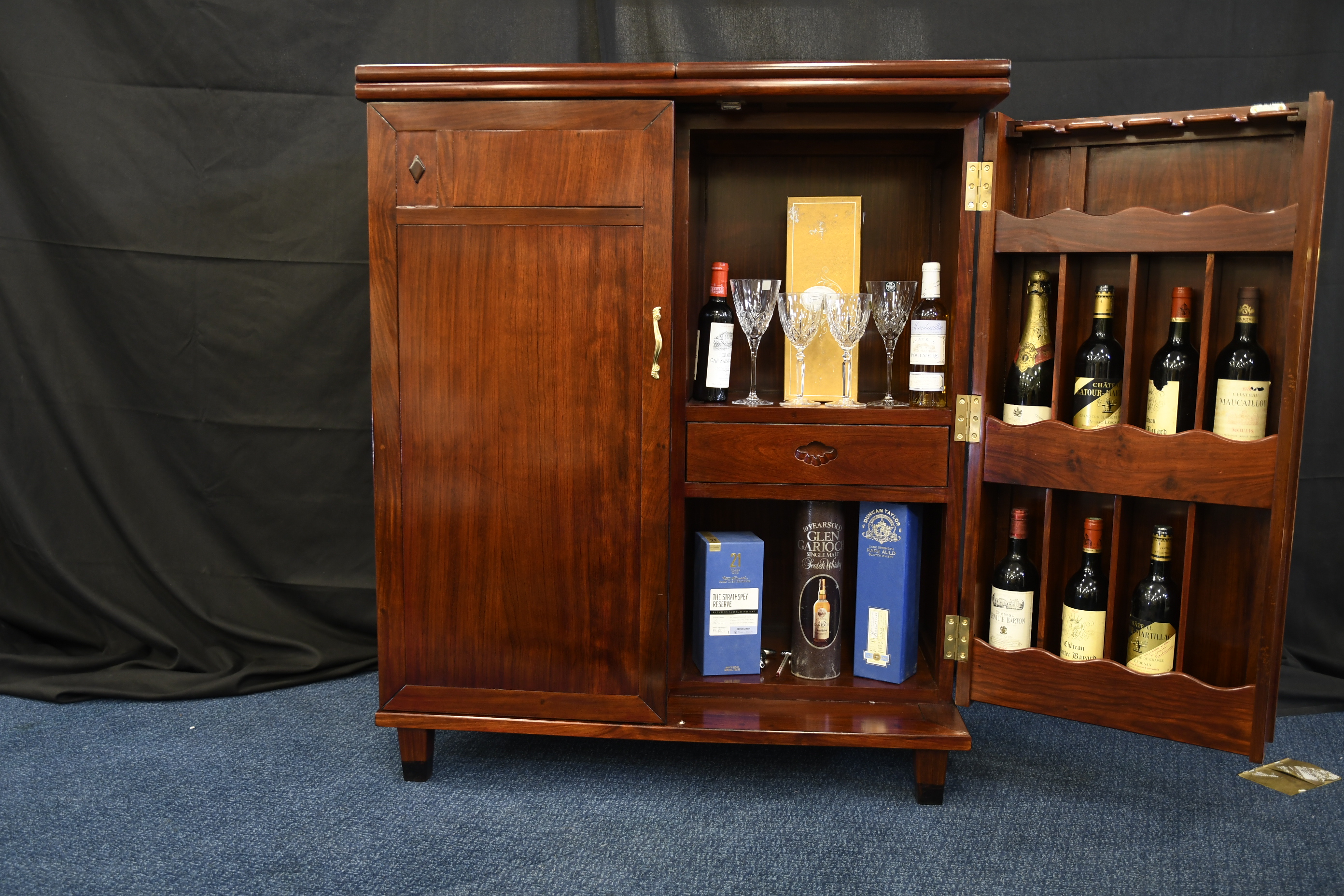 Stunning Solid Rosewood Handmade Cocktail Cabinet/Bar - Image 4 of 11