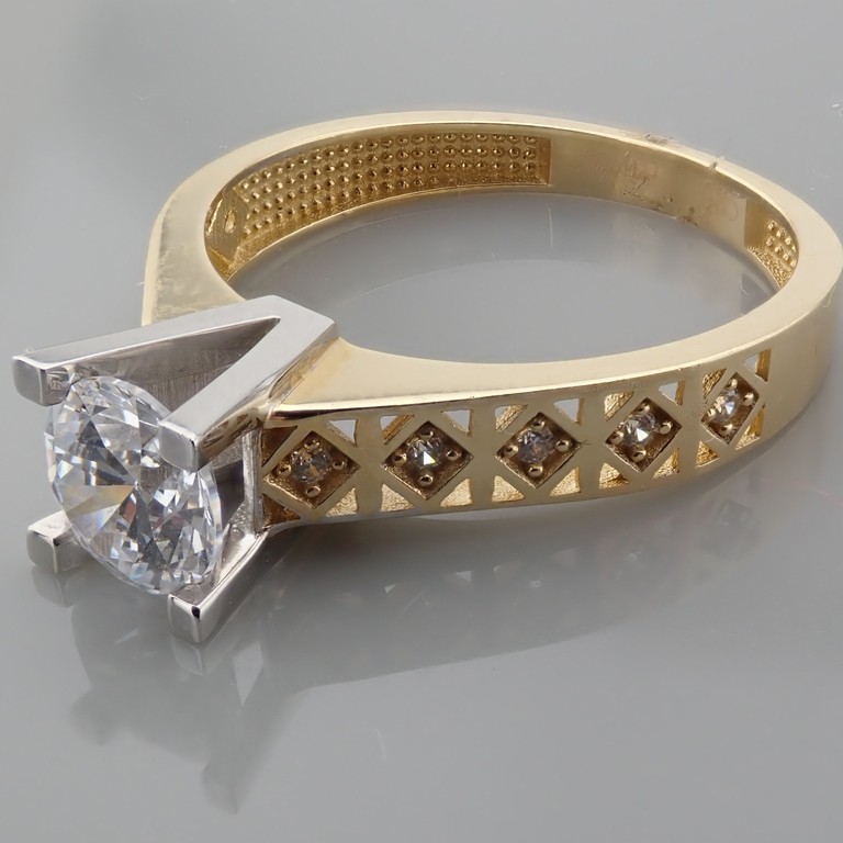 14K Yellow and White Gold Ring - Swarovski Zirconia Solitaire. - Image 3 of 6