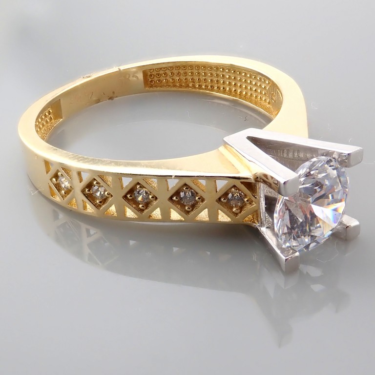 14K Yellow and White Gold Ring - Swarovski Zirconia Solitaire. - Image 2 of 6