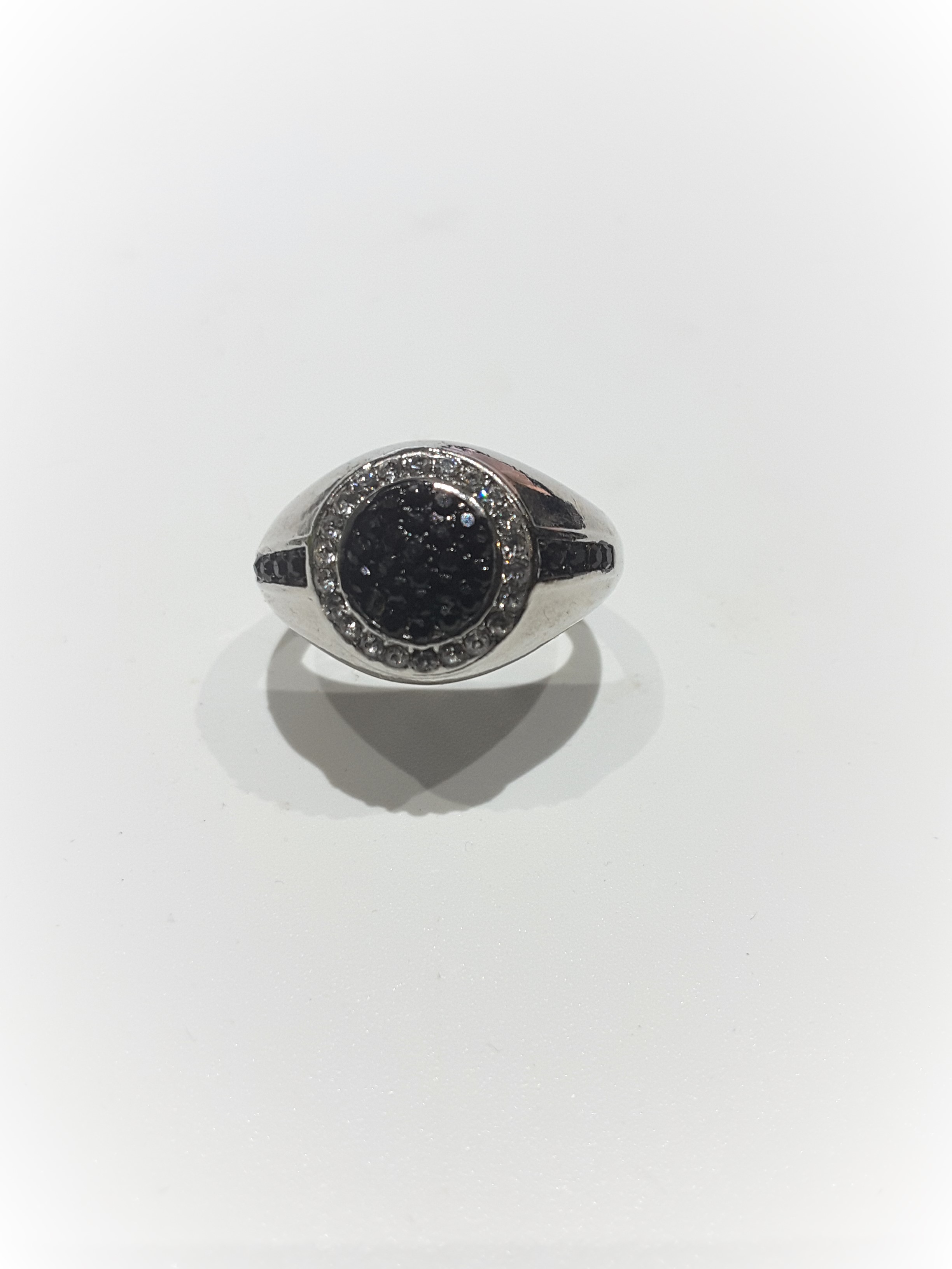 Black Circular Zircon Ring - Image 2 of 4