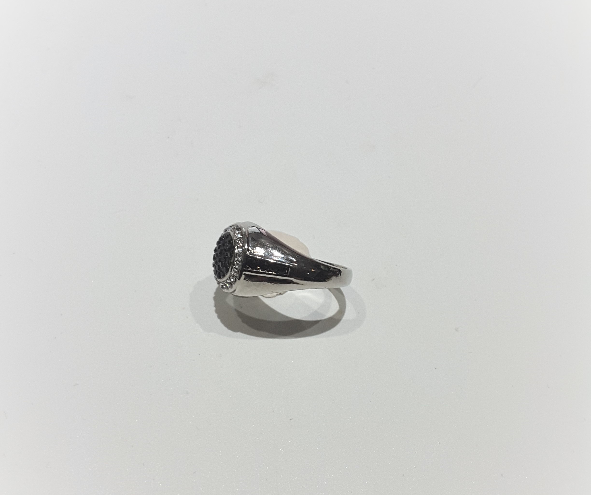 Black Circular Zircon Ring - Image 3 of 4