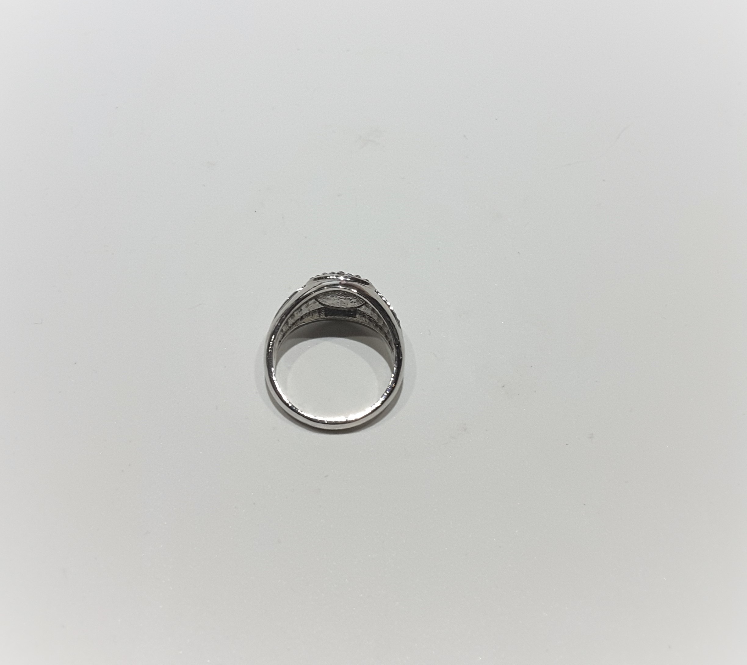 Black Circular Zircon Ring - Image 4 of 4