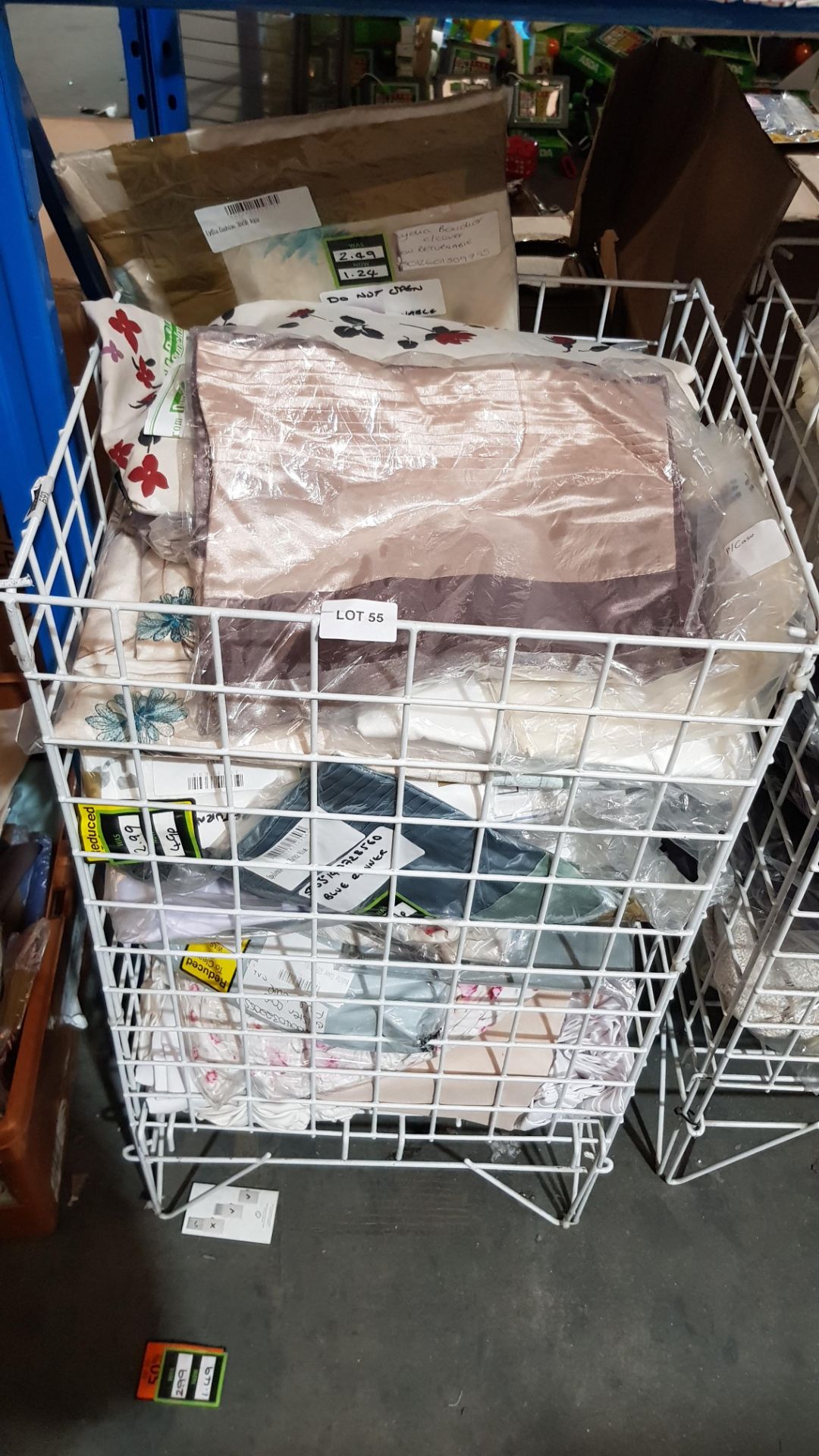 (R4O) Contents Of Cage : A Quantity Of Mixed Dunelm Mill Linen Items To Include Pillow Cases & Cush