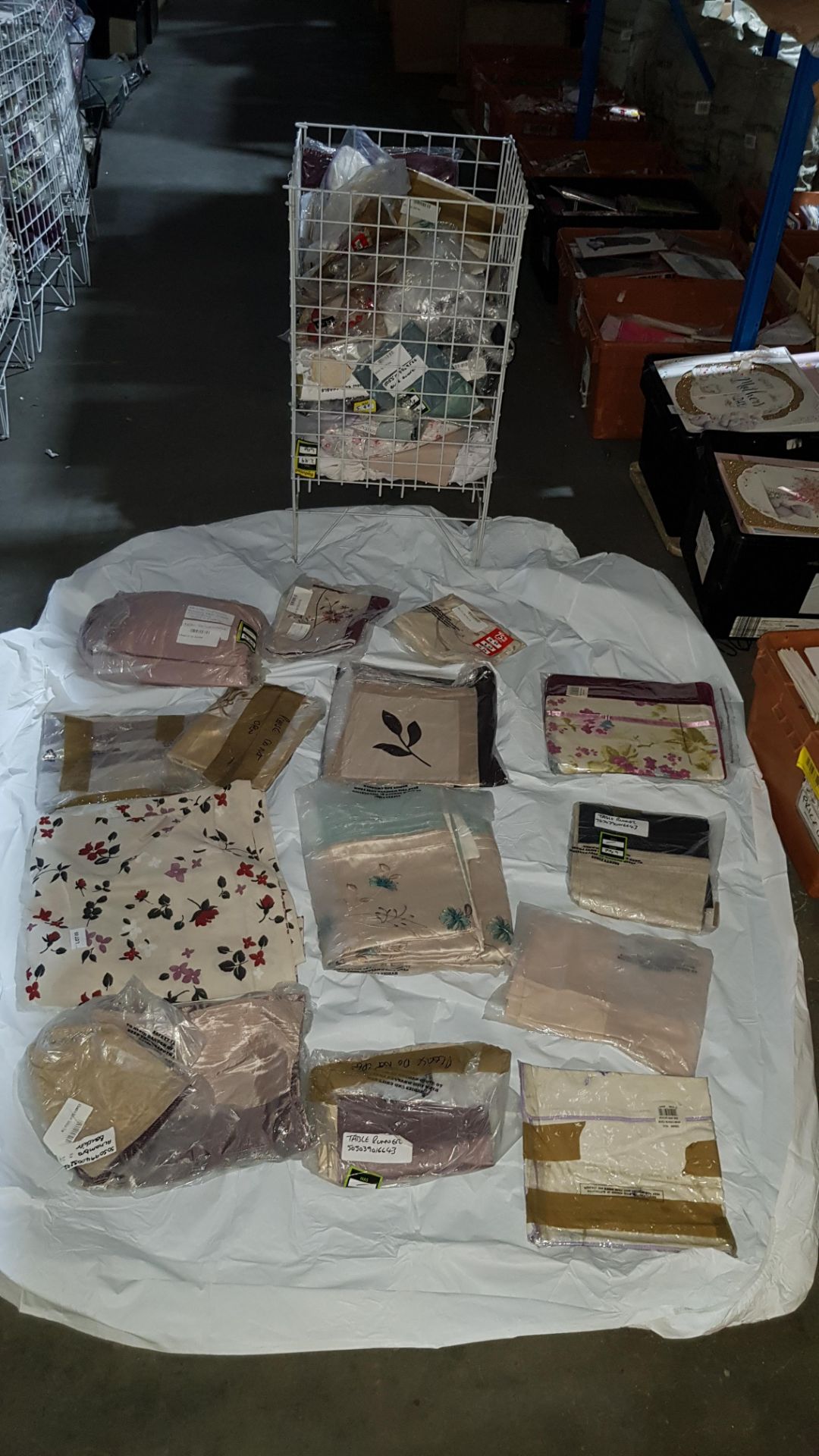 (R4O) Contents Of Cage : A Quantity Of Mixed Dunelm Mill Linen Items To Include Pillow Cases & Cush - Image 2 of 2