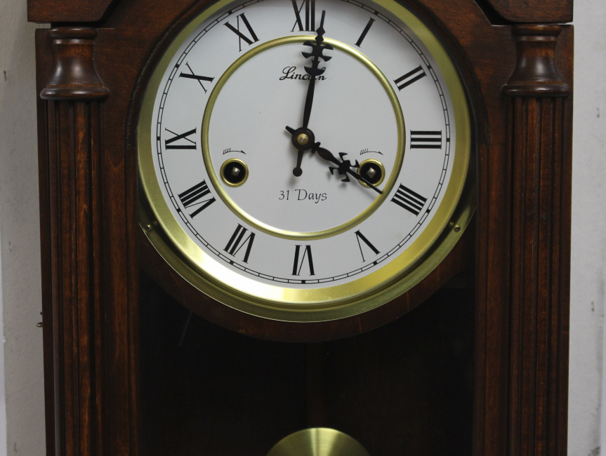 Lincoln Mahogany 31 Day Regulator Wall Clock - Image 2 of 5