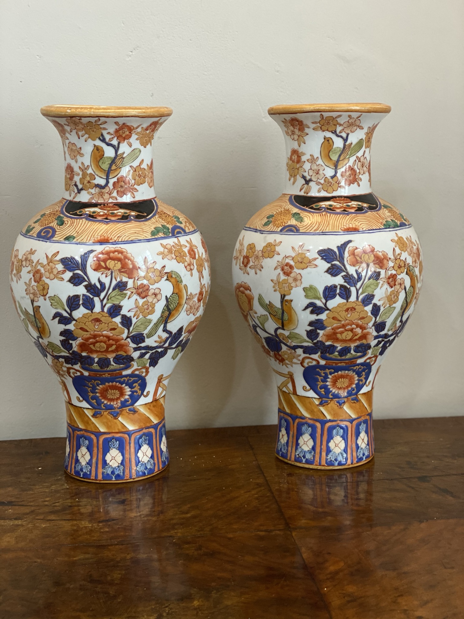 Pair of flatback Imari vases - Image 5 of 5