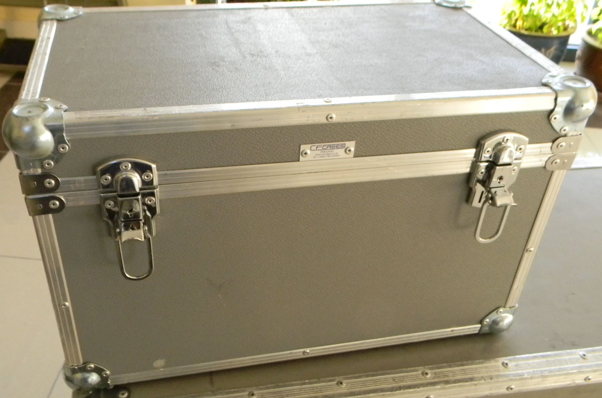 Flight case Silver (Approx. LxWxH 52 x 29 x 33cm)