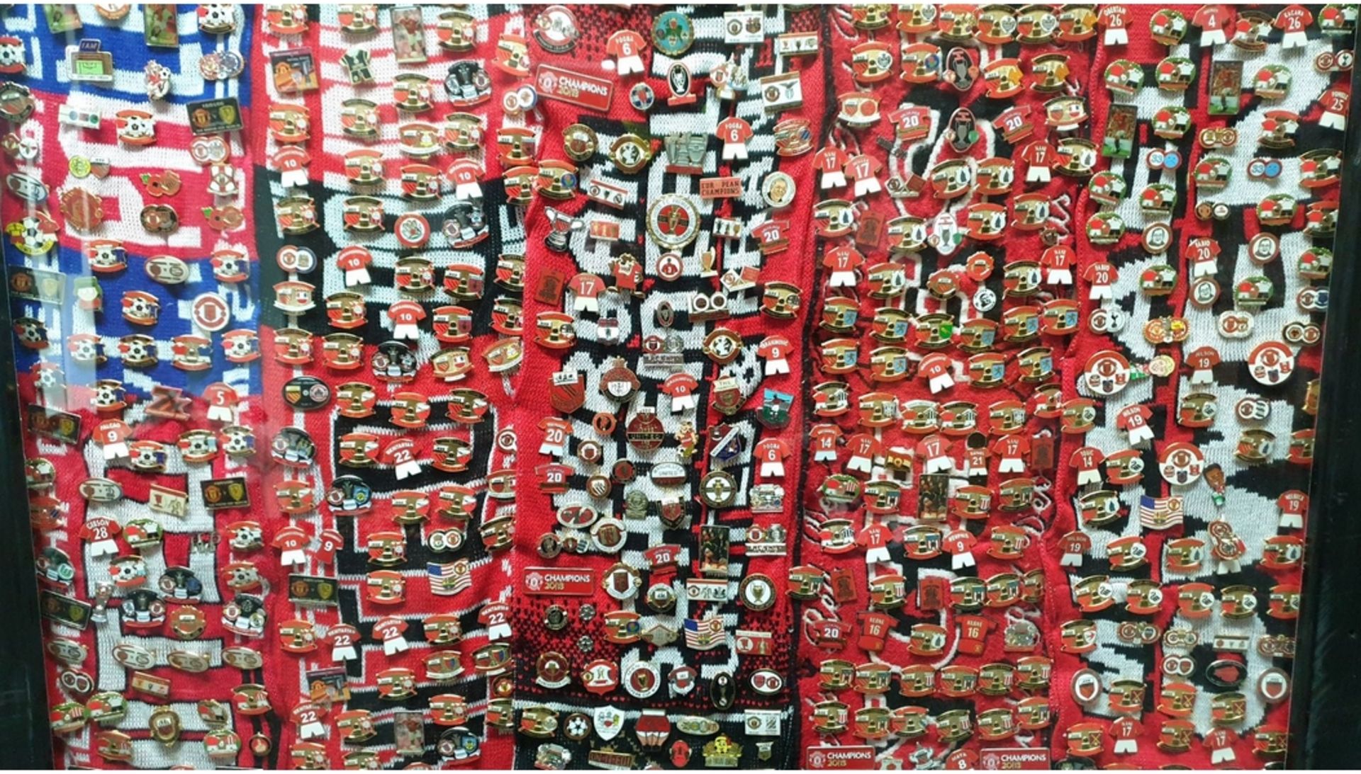 Over 1000 plus Manchester united pin badges. - Image 2 of 4