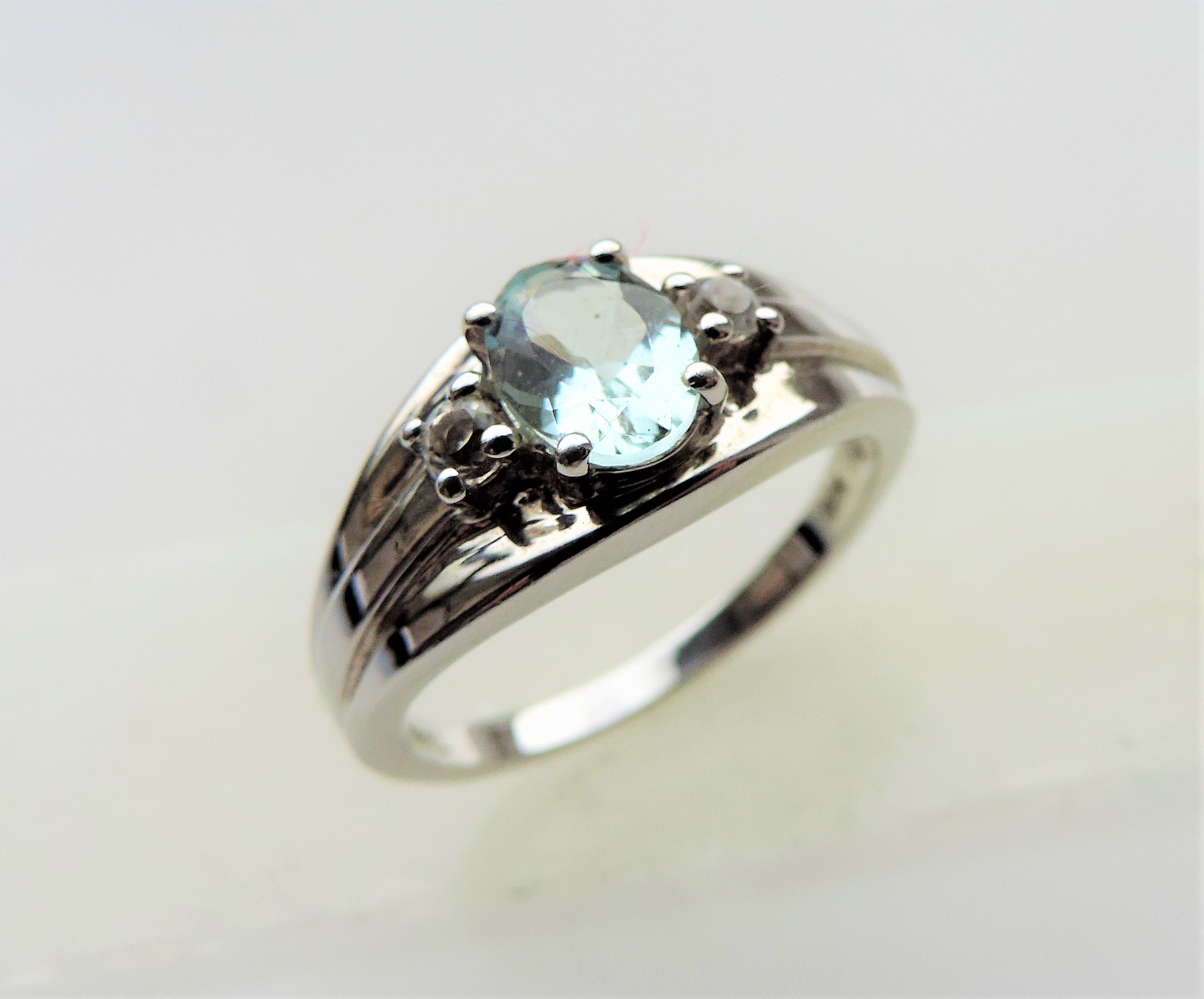 1.1 carat Aquamarine & Diamond Ring - Image 2 of 5