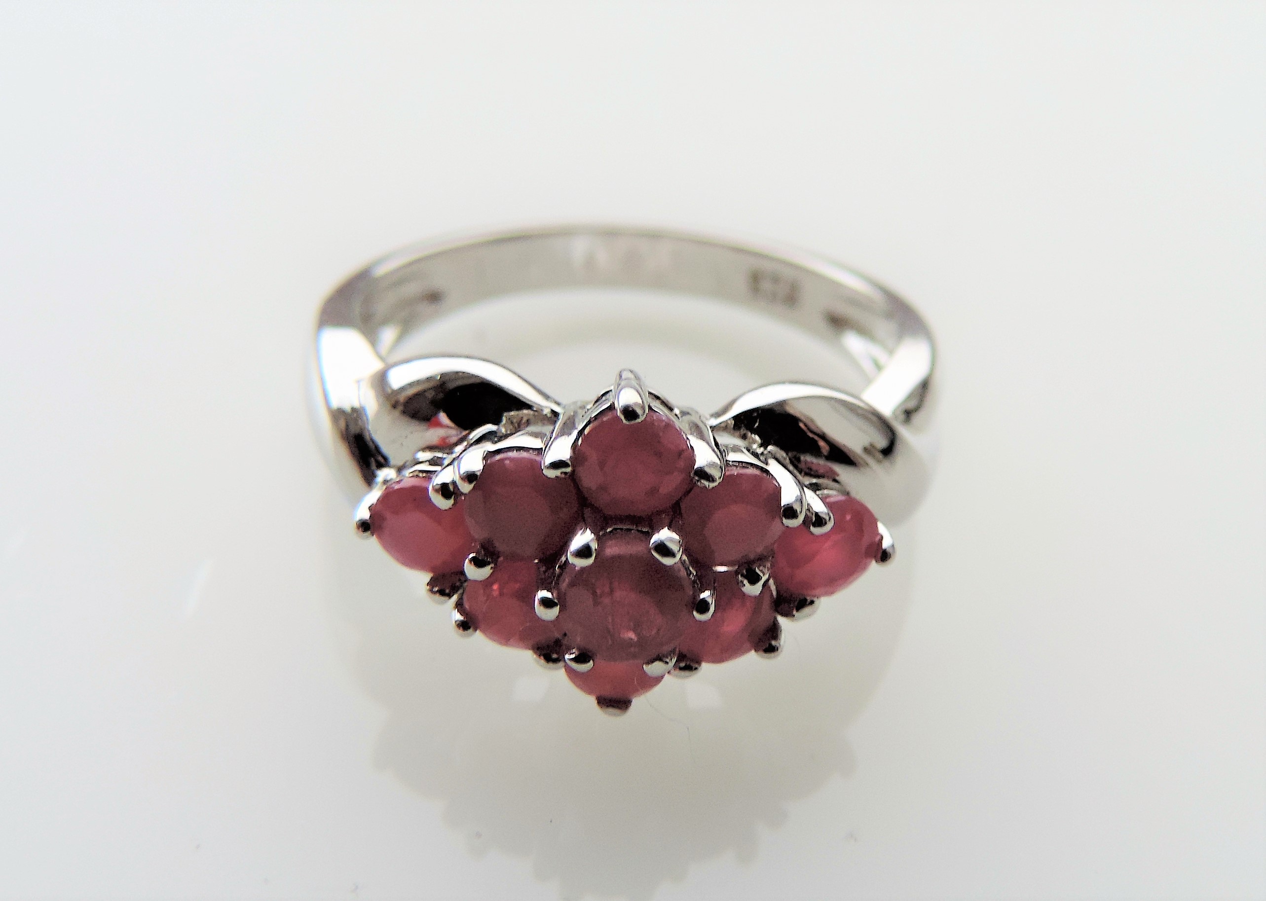 1.35 carat Ruby Cluster Ring - Image 4 of 5