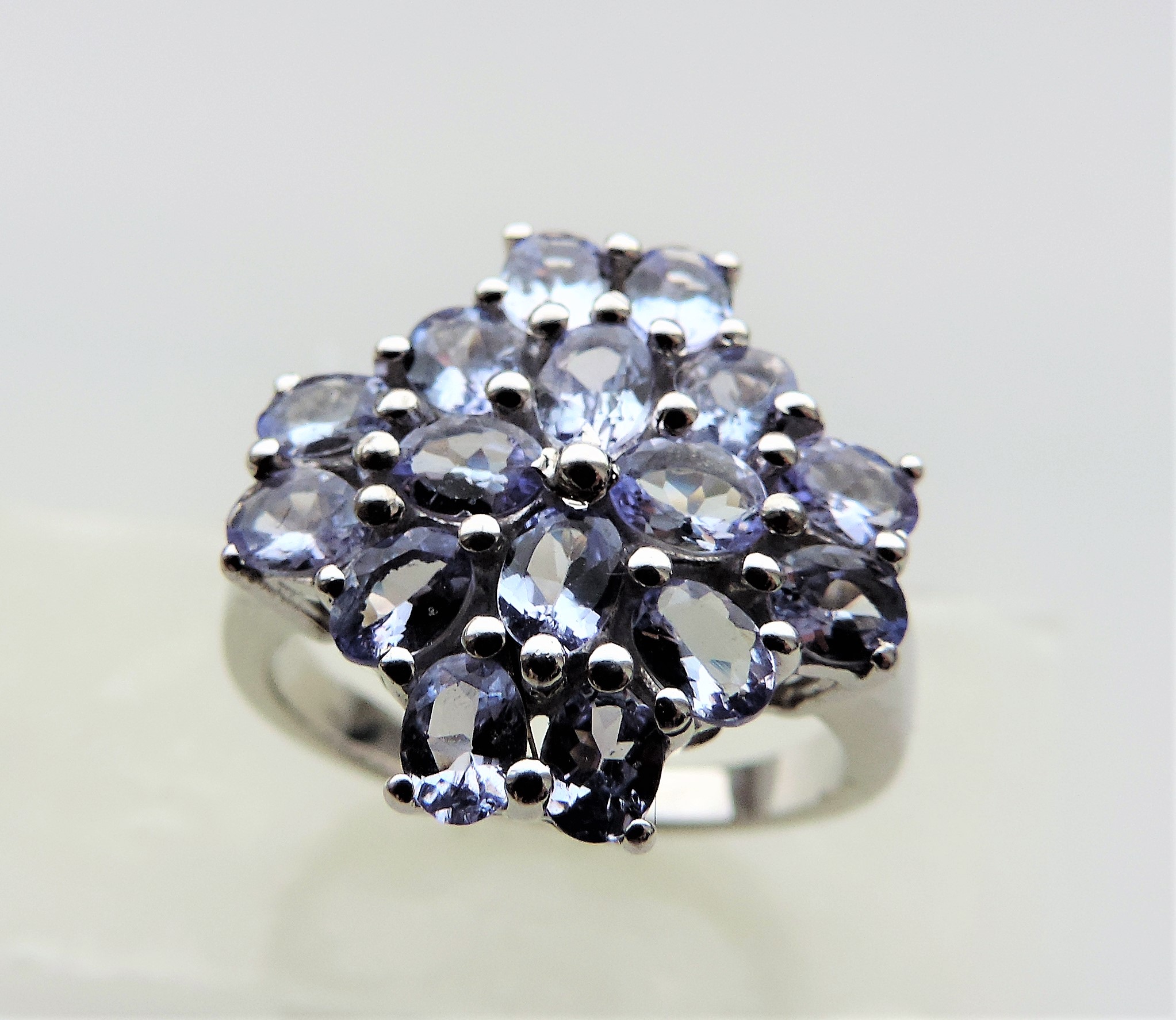 3.20 carat Tanzanite Cluster Ring - Image 4 of 6