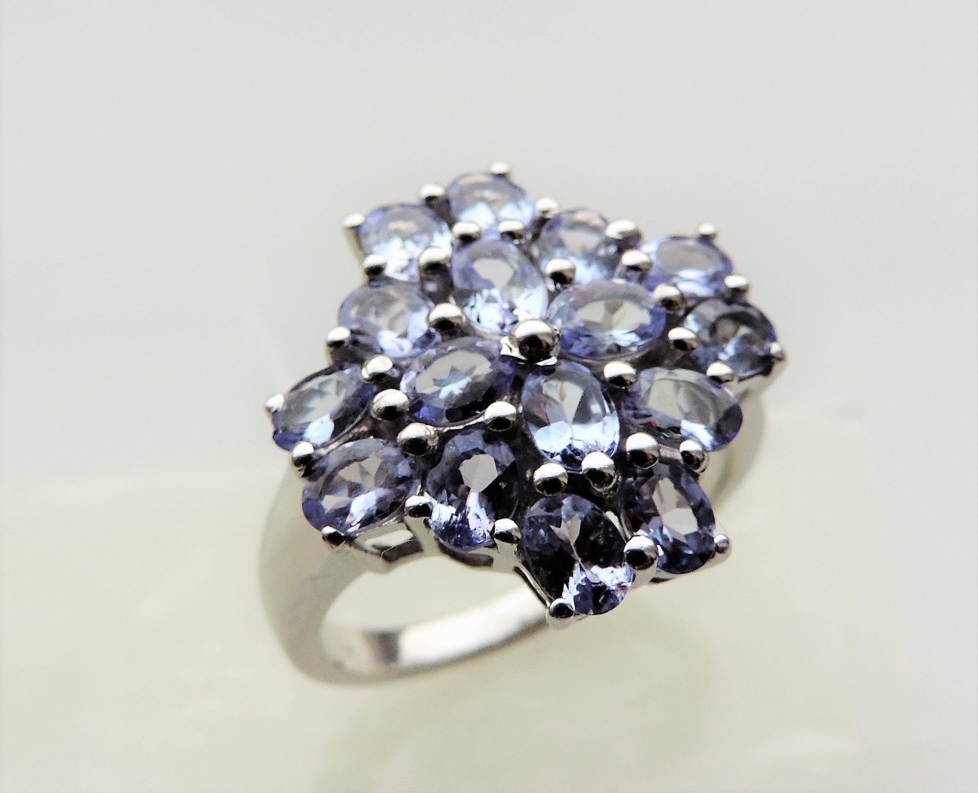 3.20 carat Tanzanite Cluster Ring - Image 3 of 6