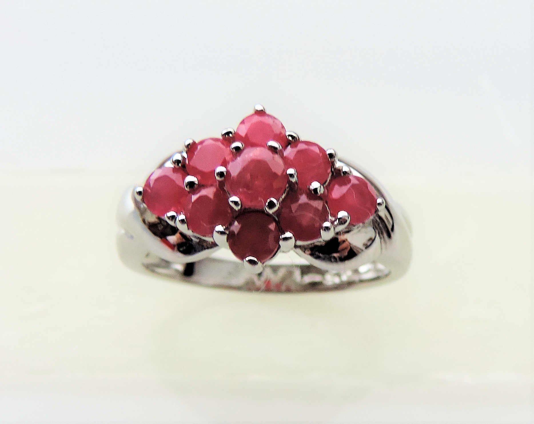 1.35 carat Ruby Cluster Ring - Image 2 of 5