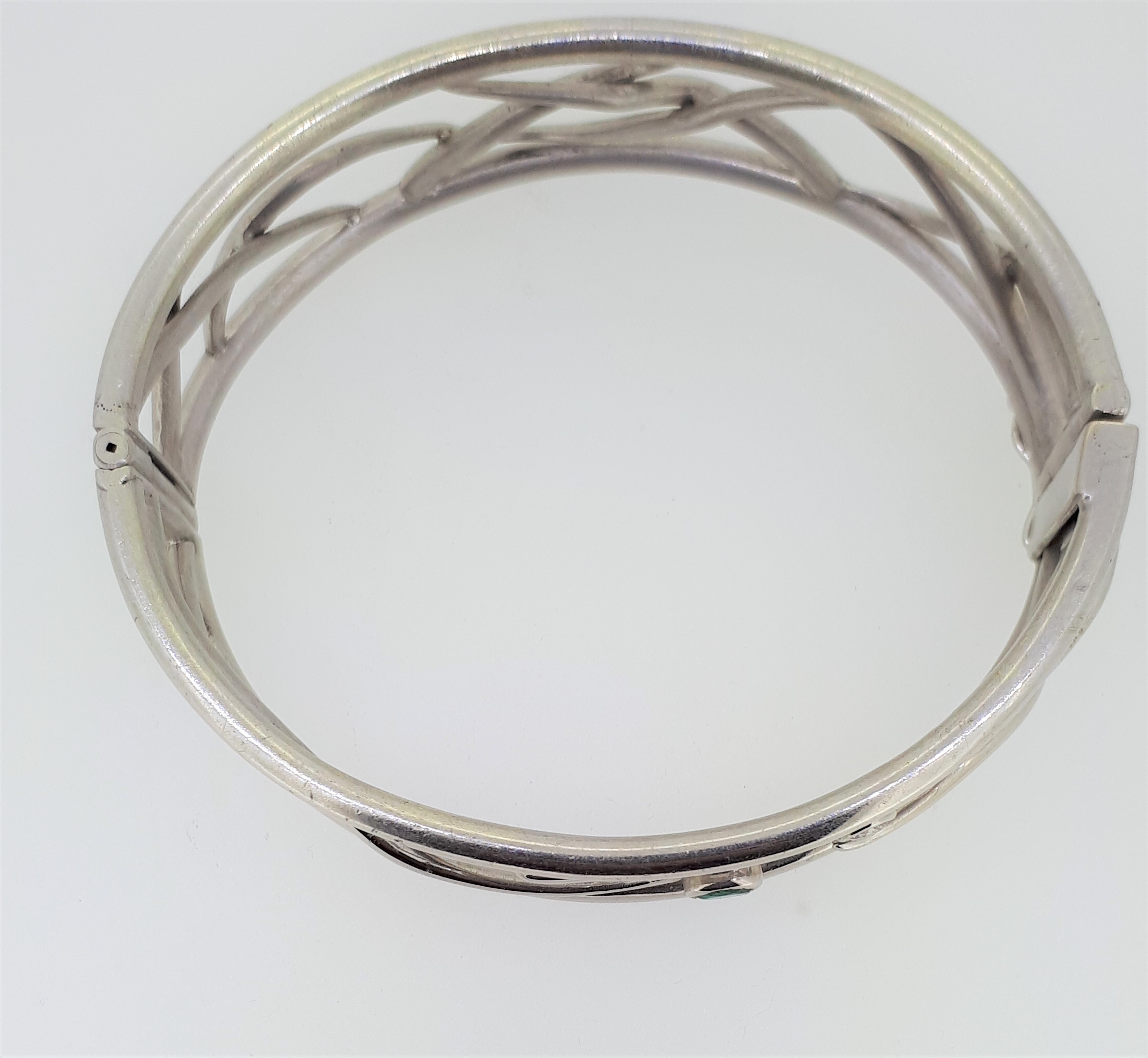 BESPOKE HANDMADE 9ct (375) White Gold Emerald & Diamond Oval Bangle - Image 7 of 9