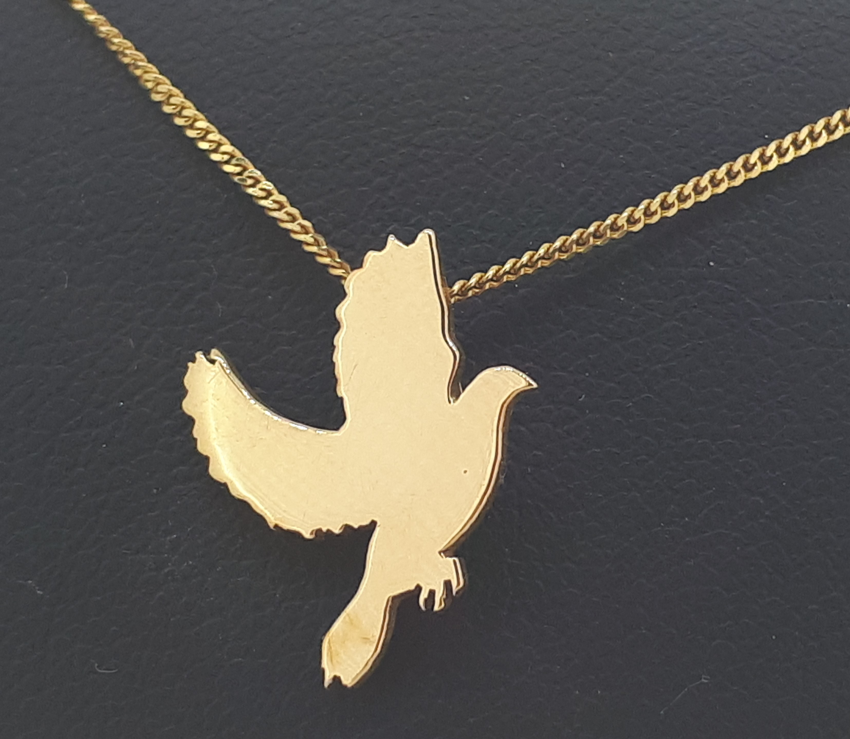 18ct (750) Yellow Gold Dove/Bird Pendant on 18" Curb Chain Necklace