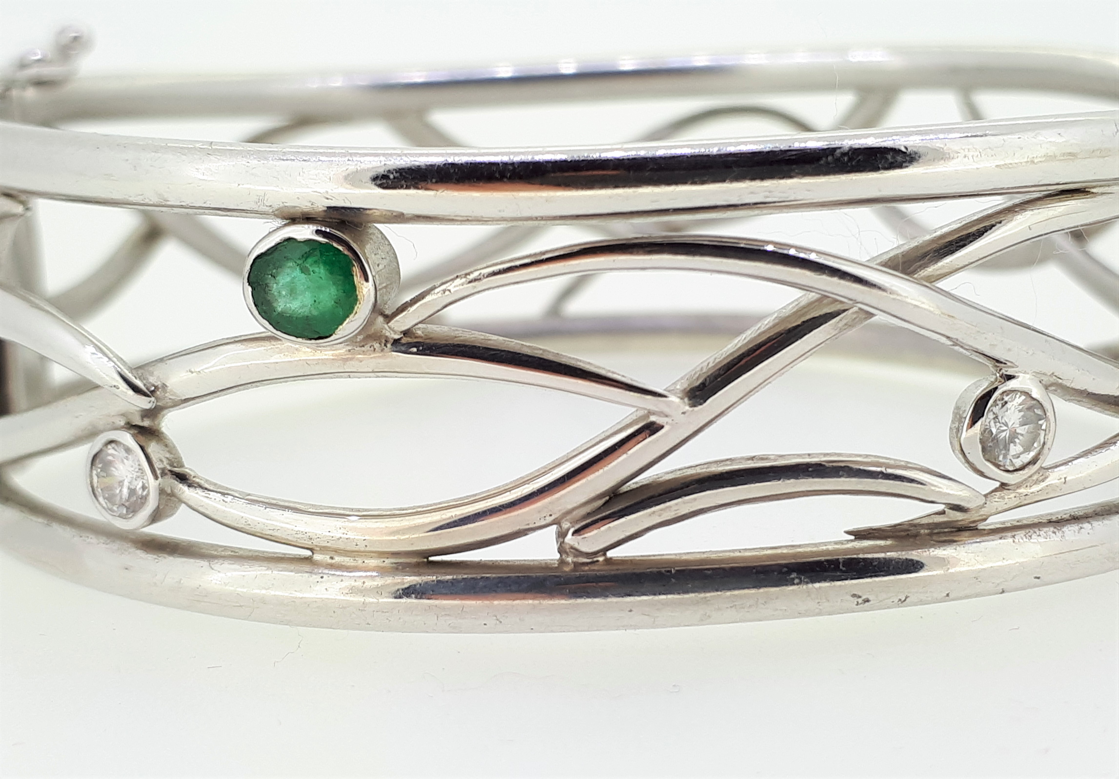 BESPOKE HANDMADE 9ct (375) White Gold Emerald & Diamond Oval Bangle - Image 3 of 9