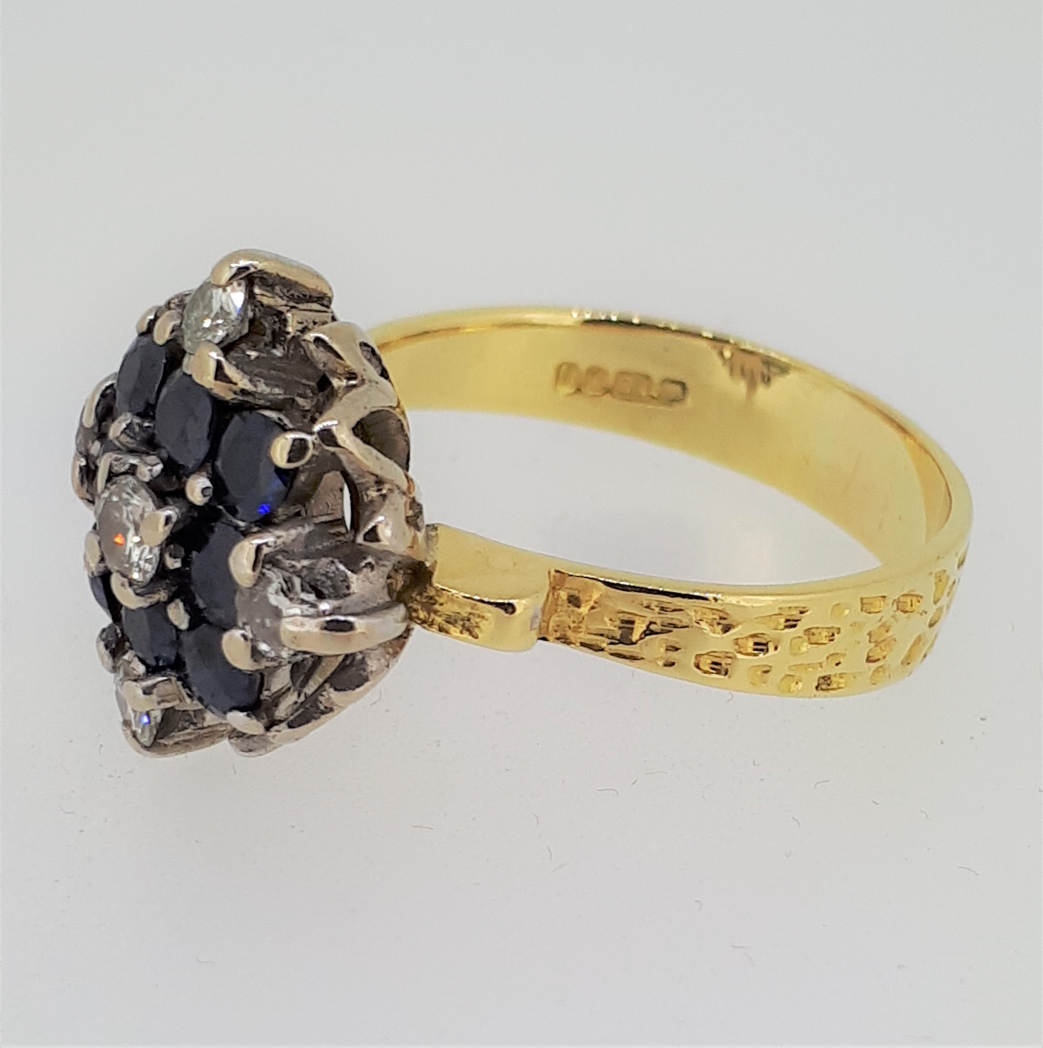 Vintage 18ct (750) Yellow Gold 0.25ct Diamond & Sapphire Cluster Ring - Image 5 of 9