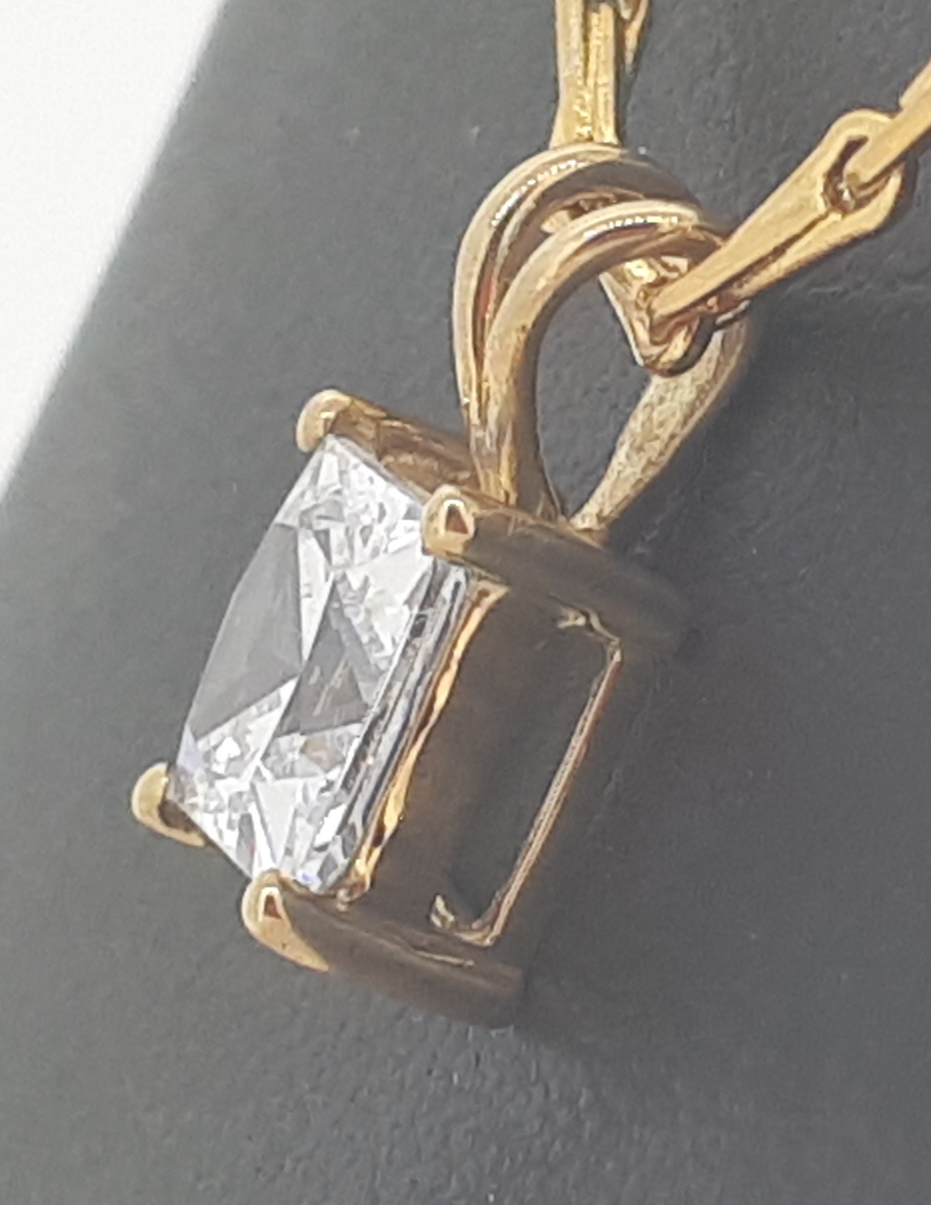 9ct (375) Yellow Gold Four Claw CZ Pendant - Image 2 of 4
