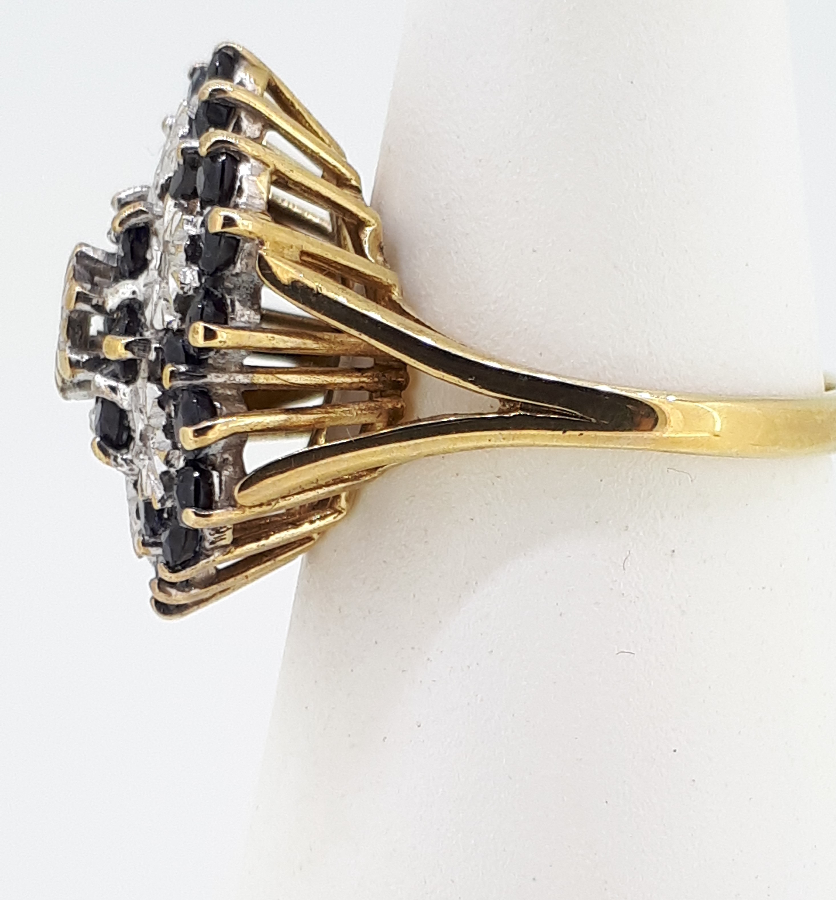 9ct (375) Yellow Gold Sapphire & Diamond Large Cluster Ring - Image 3 of 8
