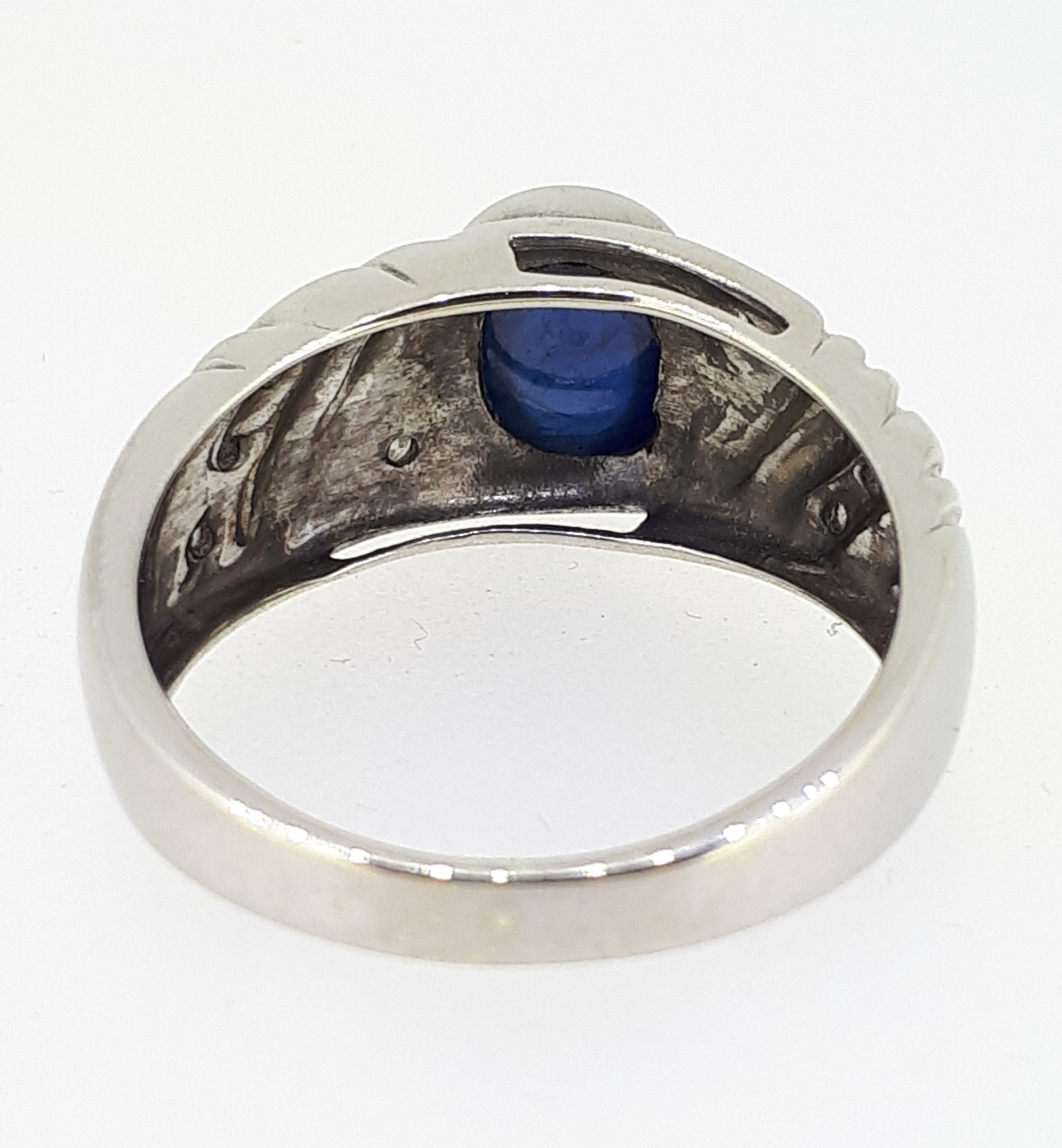 9ct (375) White Gold Oval Sapphire and Diamond Ring - Image 6 of 7