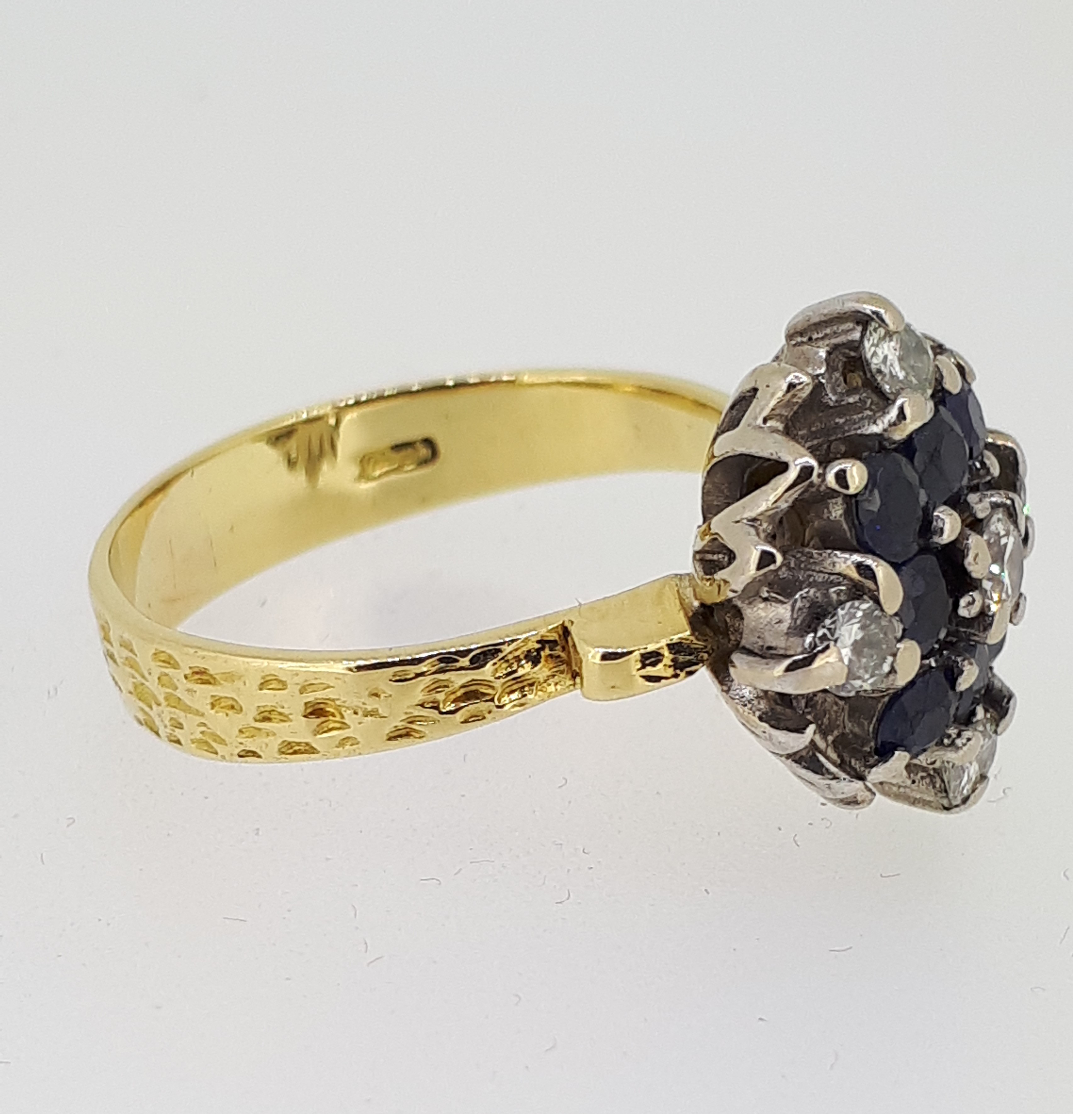 Vintage 18ct (750) Yellow Gold 0.25ct Diamond & Sapphire Cluster Ring - Image 2 of 9
