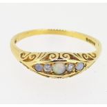 Vintage 18ct (750) Yellow Gold Opal & Diamond Ring