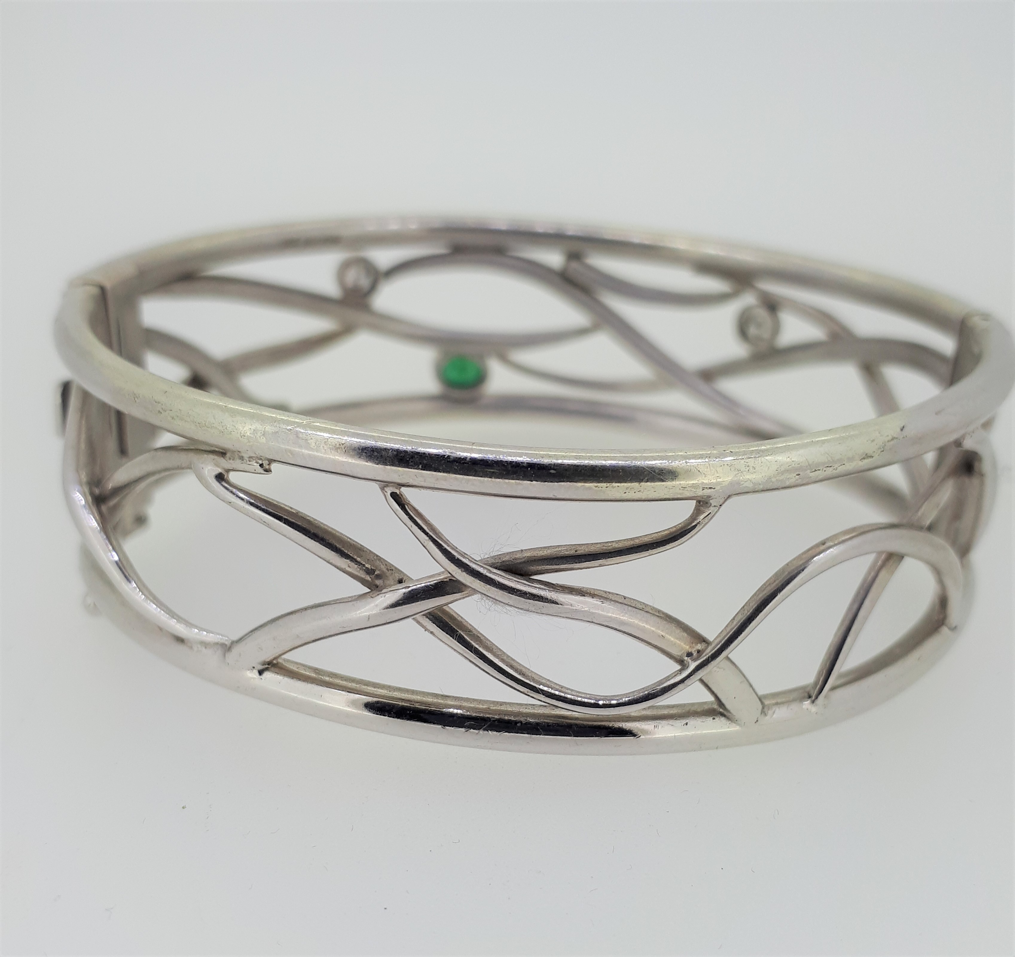 BESPOKE HANDMADE 9ct (375) White Gold Emerald & Diamond Oval Bangle - Image 5 of 9