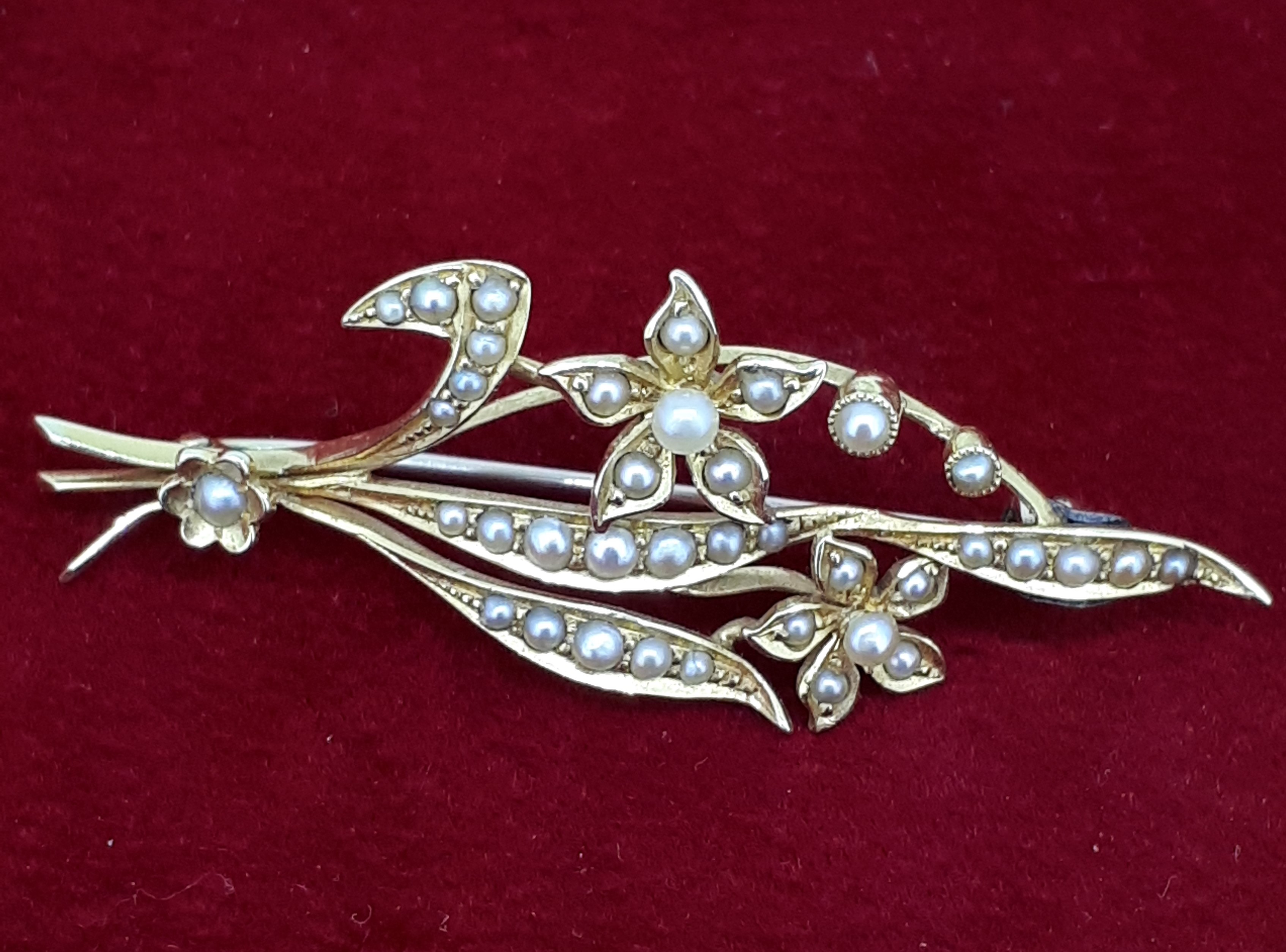 15ct (585) Yellow Gold Seed Pearl Flower Brooch