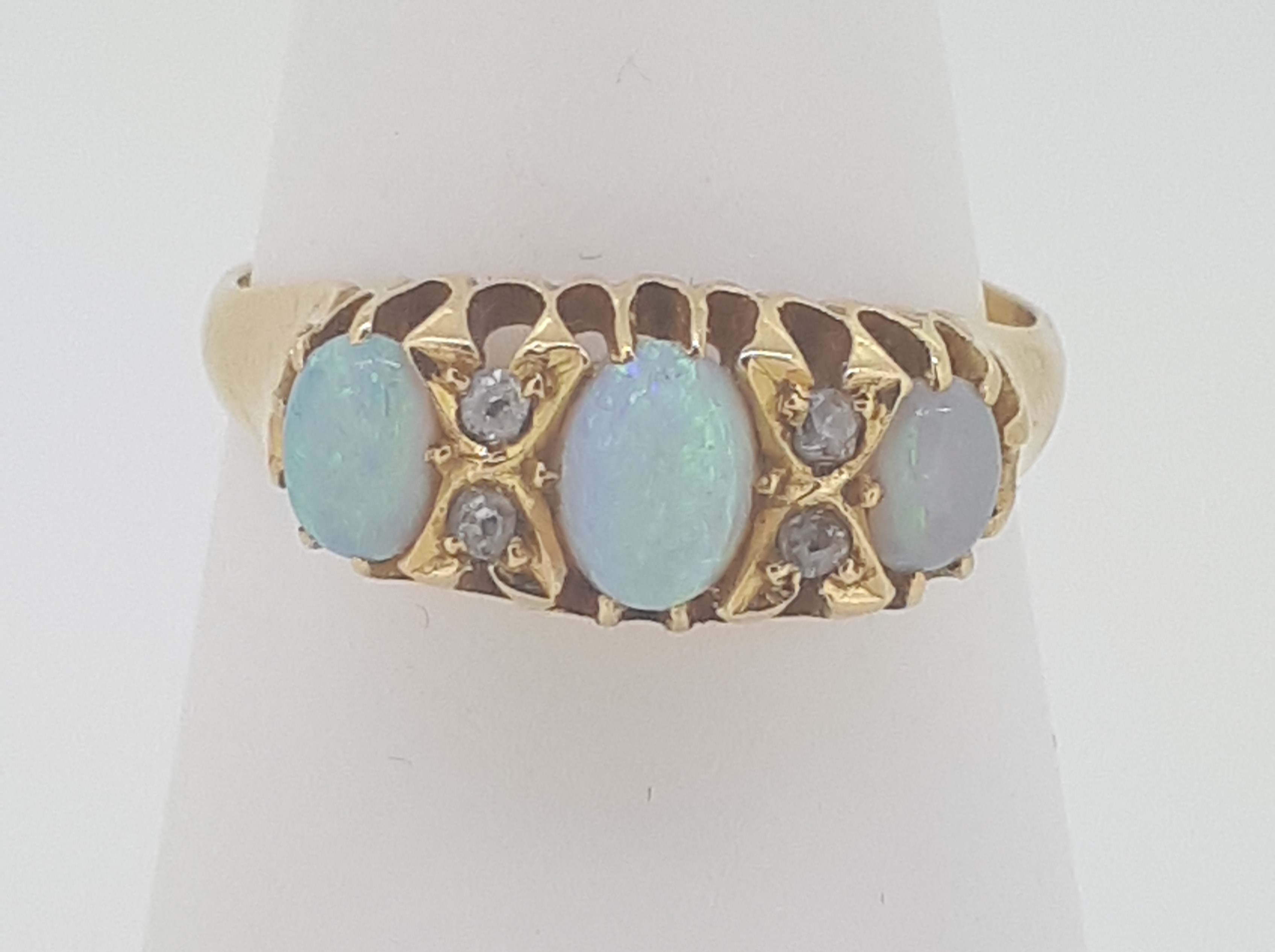 Vintage 18ct (750) Yellow Gold Opal & Diamond Ring