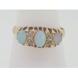 Vintage 18ct (750) Yellow Gold Opal & Diamond Ring