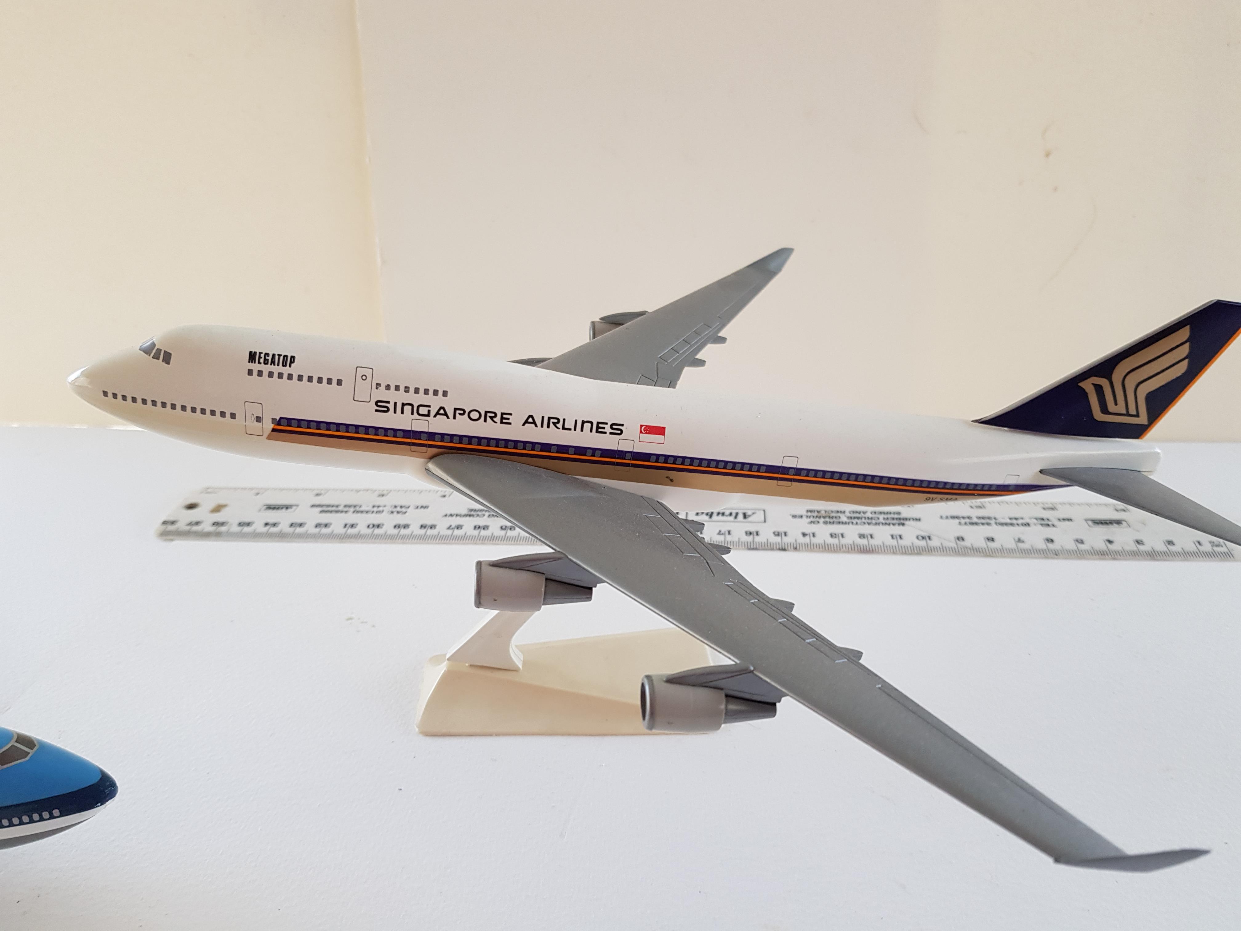 Singapore and KLM Model airplanes - Image 2 of 3