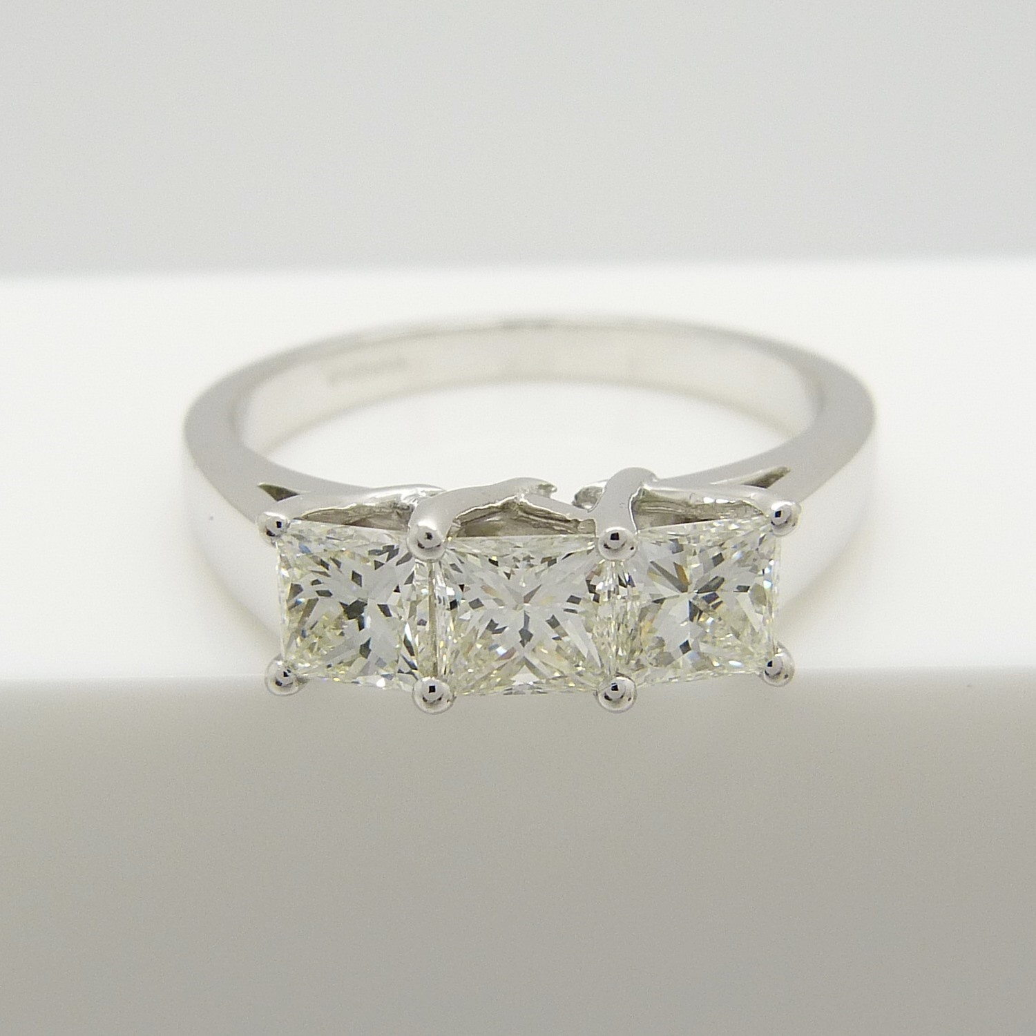 This is an 18ct white gold trilogy ring set with 1.00 carats of princess-cut diamonds. - Image 3 of 5