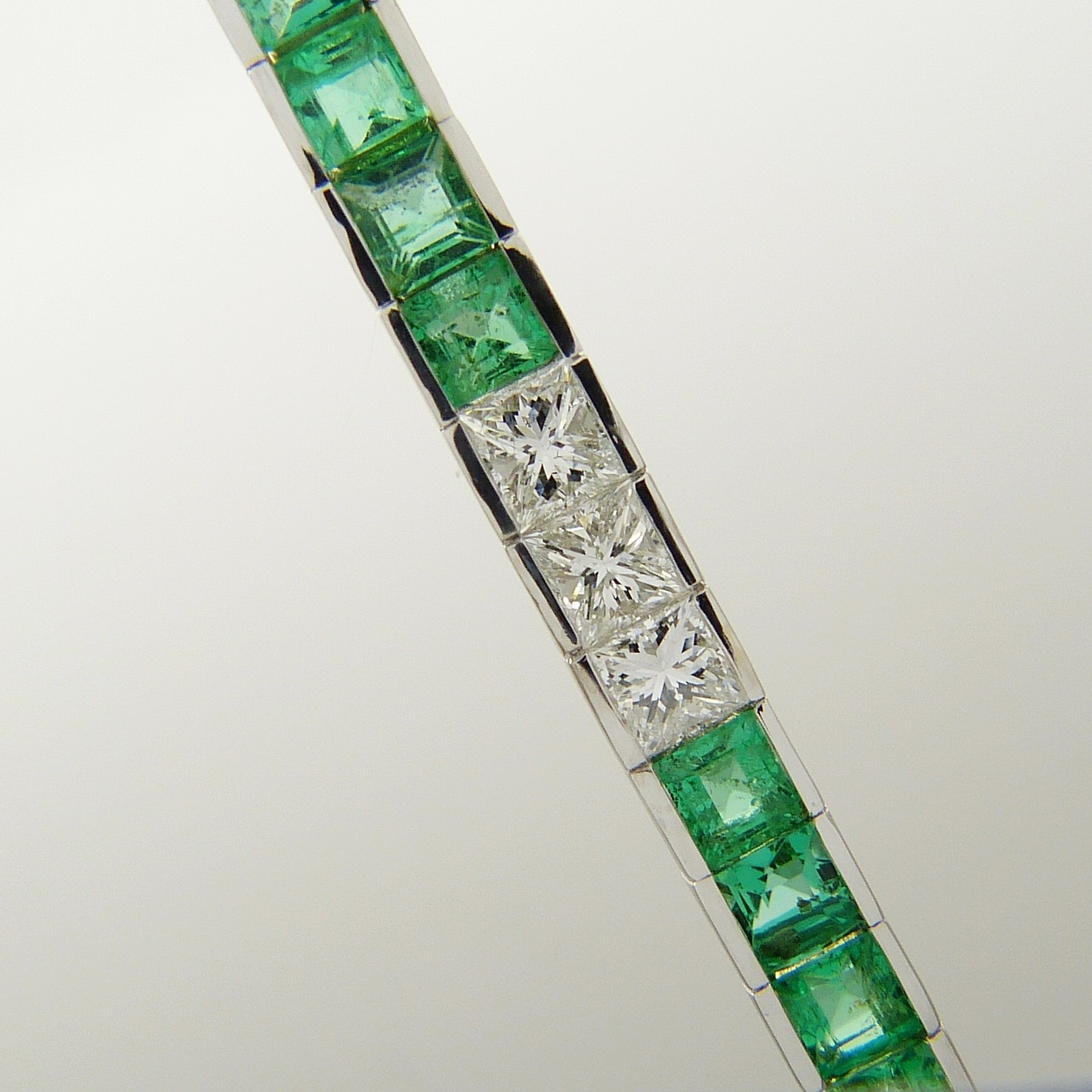 Stylish 18ct white gold line bracelet set with princess-cut emeralds and princess-cut diamonds. - Image 5 of 5