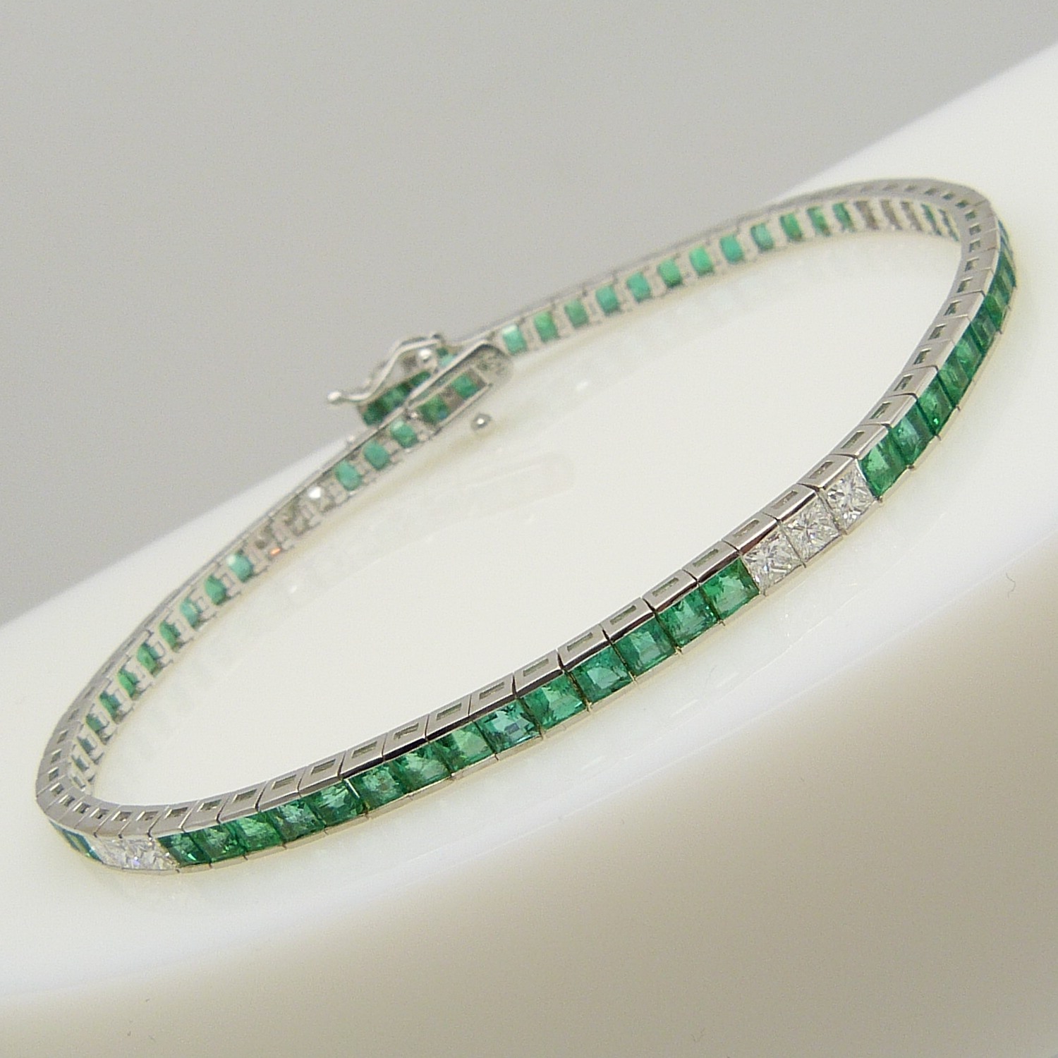 Stylish 18ct white gold line bracelet set with princess-cut emeralds and princess-cut diamonds. - Image 2 of 5