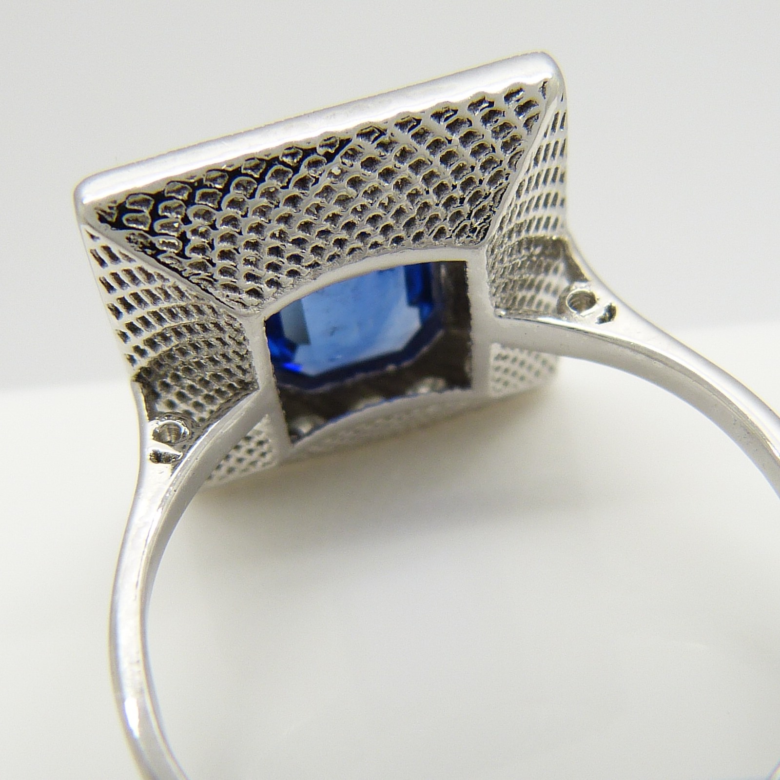 18ct white gold Art Deco-style sapphire and diamond panel ring with meshed pattern. - Image 5 of 5