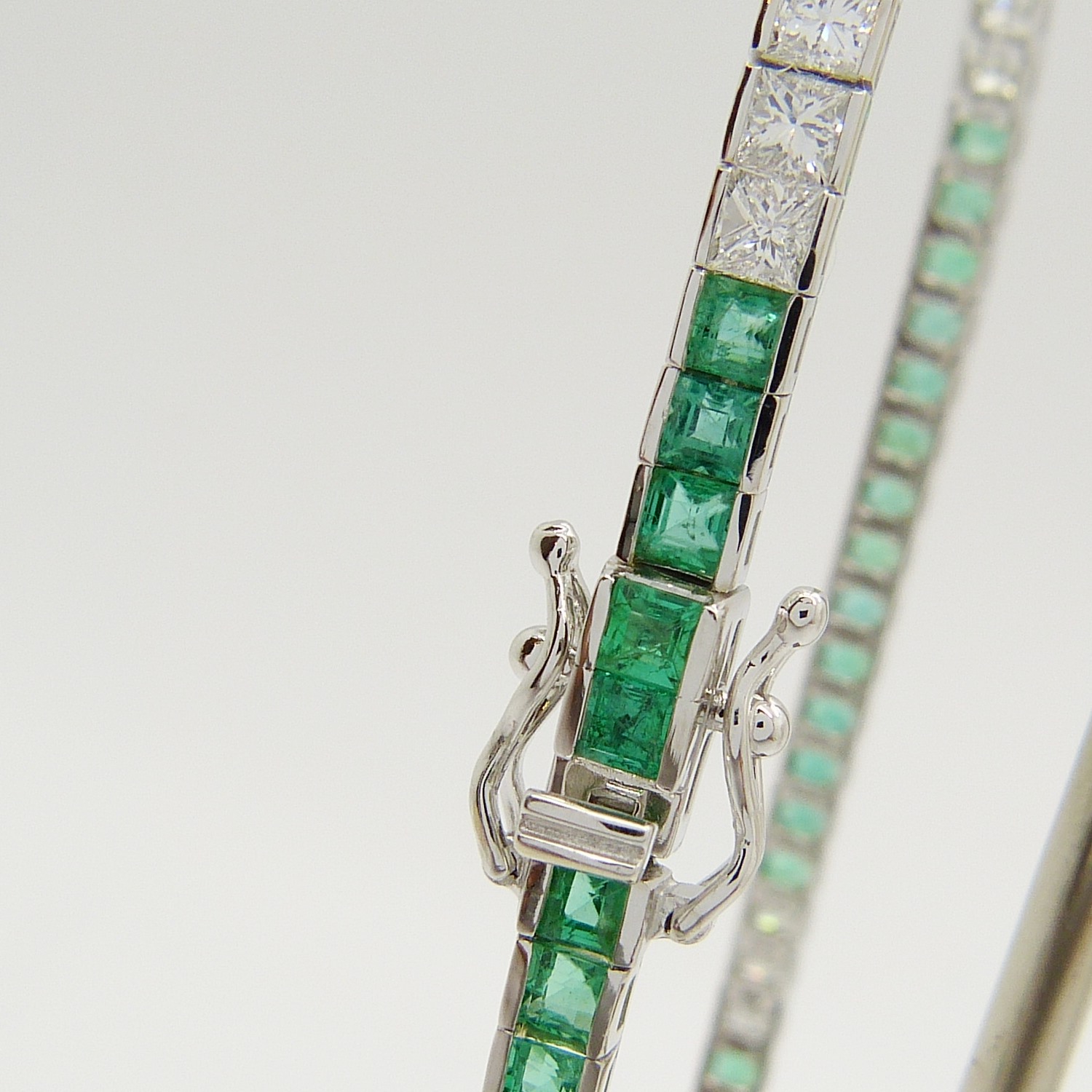 Stylish 18ct white gold line bracelet set with princess-cut emeralds and princess-cut diamonds. - Image 3 of 5