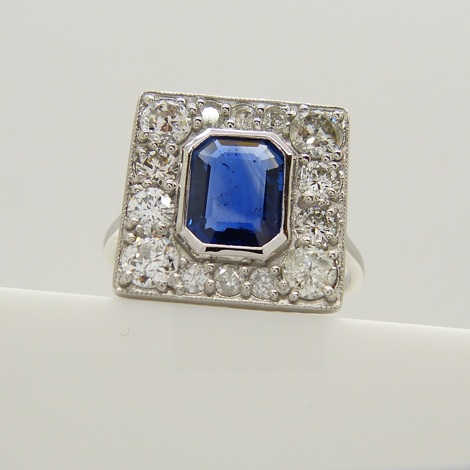 18ct white gold Art Deco-style sapphire and diamond panel ring with meshed pattern. - Image 4 of 5