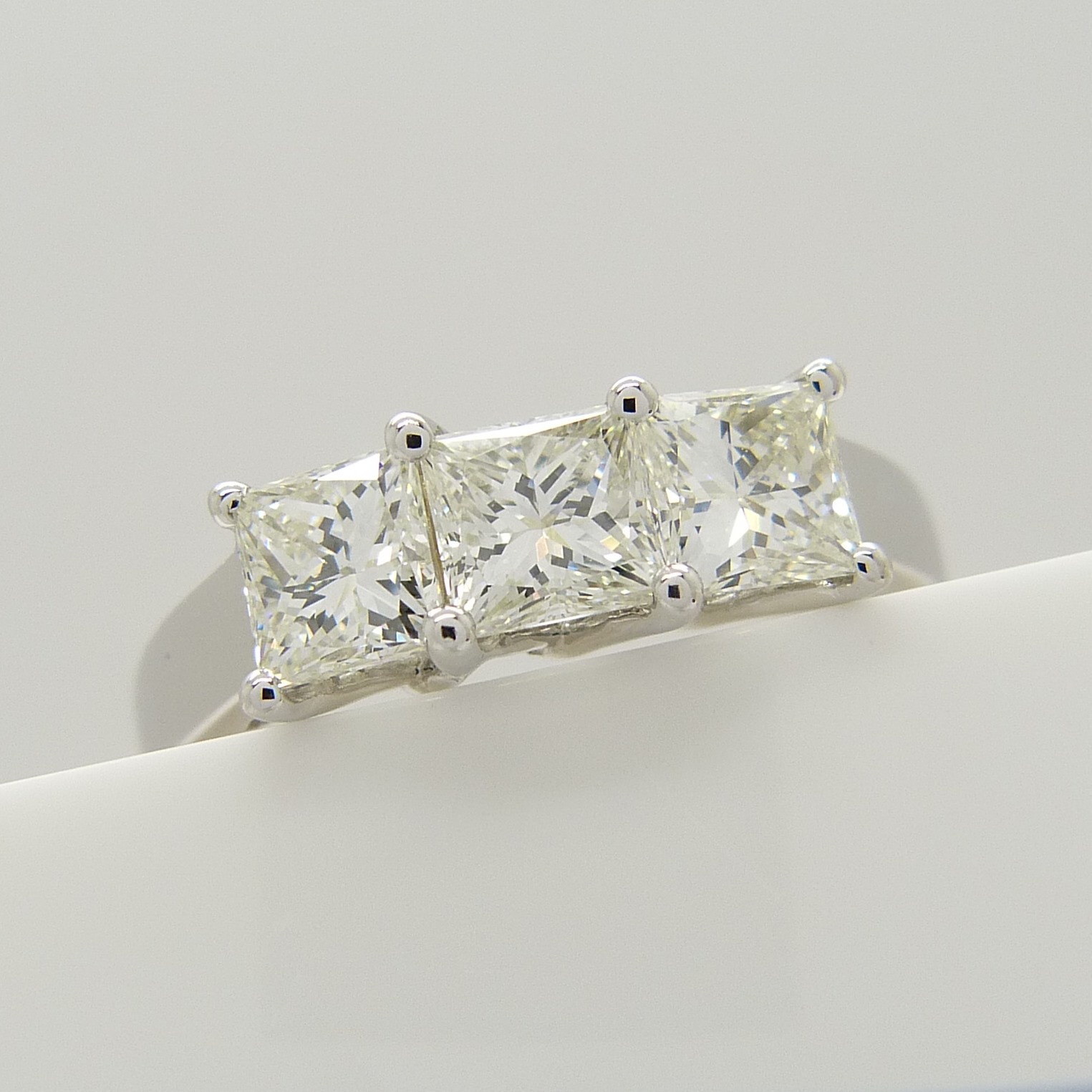 This is an 18ct white gold trilogy ring set with 1.00 carats of princess-cut diamonds. - Image 2 of 5