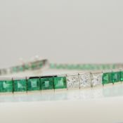 Stylish 18ct white gold line bracelet set with princess-cut emeralds and princess-cut diamonds.