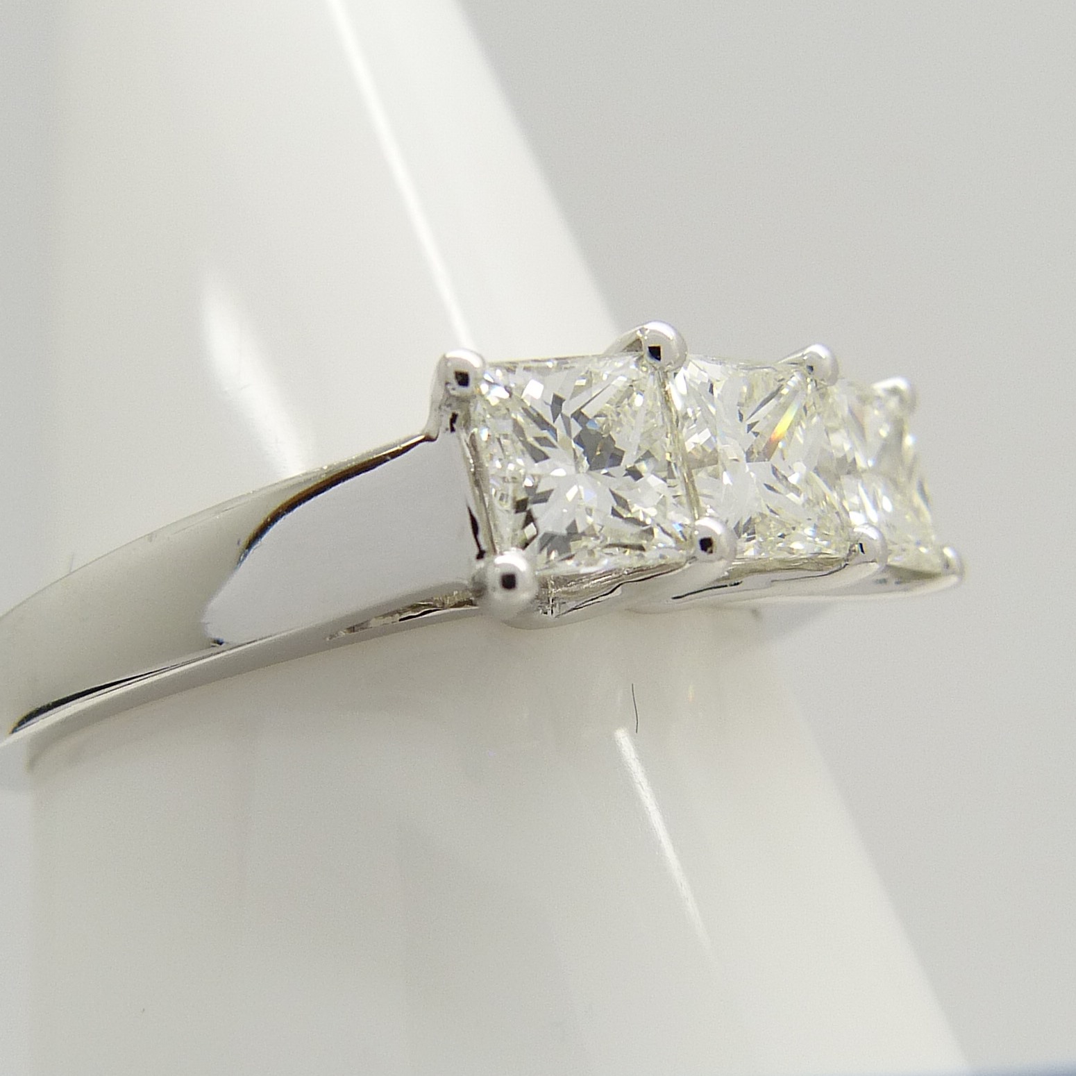 This is an 18ct white gold trilogy ring set with 1.00 carats of princess-cut diamonds. - Image 5 of 5