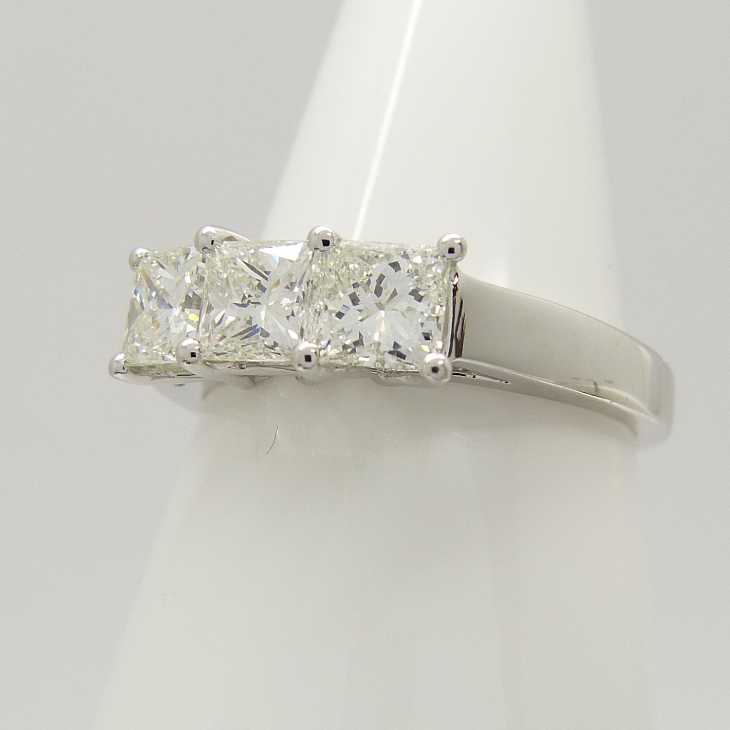 This is an 18ct white gold trilogy ring set with 1.00 carats of princess-cut diamonds. - Image 4 of 5